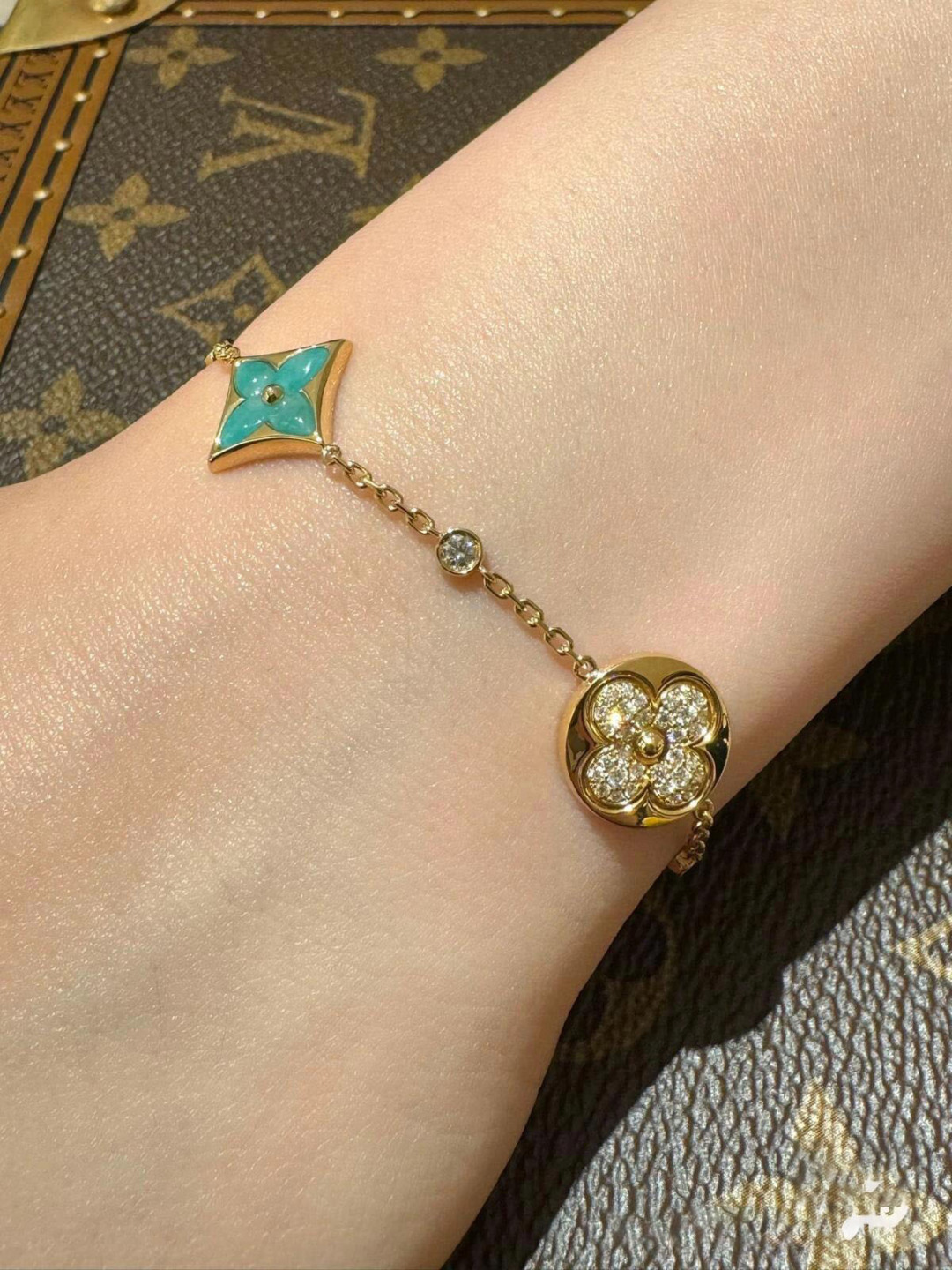 Louis Vuitton 本款 Color Blossom Star and Sun BB Multi-Motif 手链歌颂 Georges Vuitton 于 1896 年创作的 Monogram 花卉