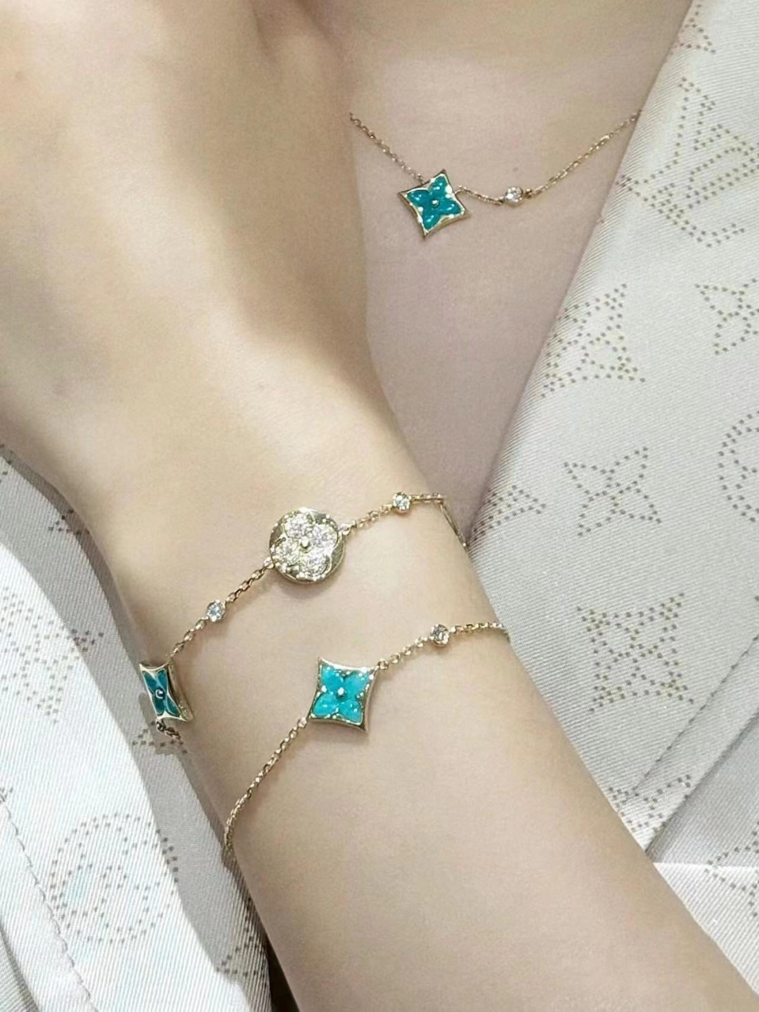 Louis Vuitton 本款 Color Blossom Star and Sun BB Multi-Motif 手链歌颂 Georges Vuitton 于 1896 年创作的 Monogram 花卉