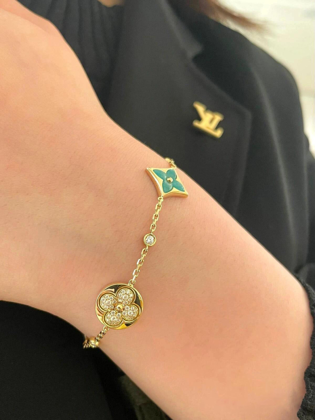 Louis Vuitton 本款 Color Blossom Star and Sun BB Multi-Motif 手链歌颂 Georges Vuitton 于 1896 年创作的 Monogram 花卉