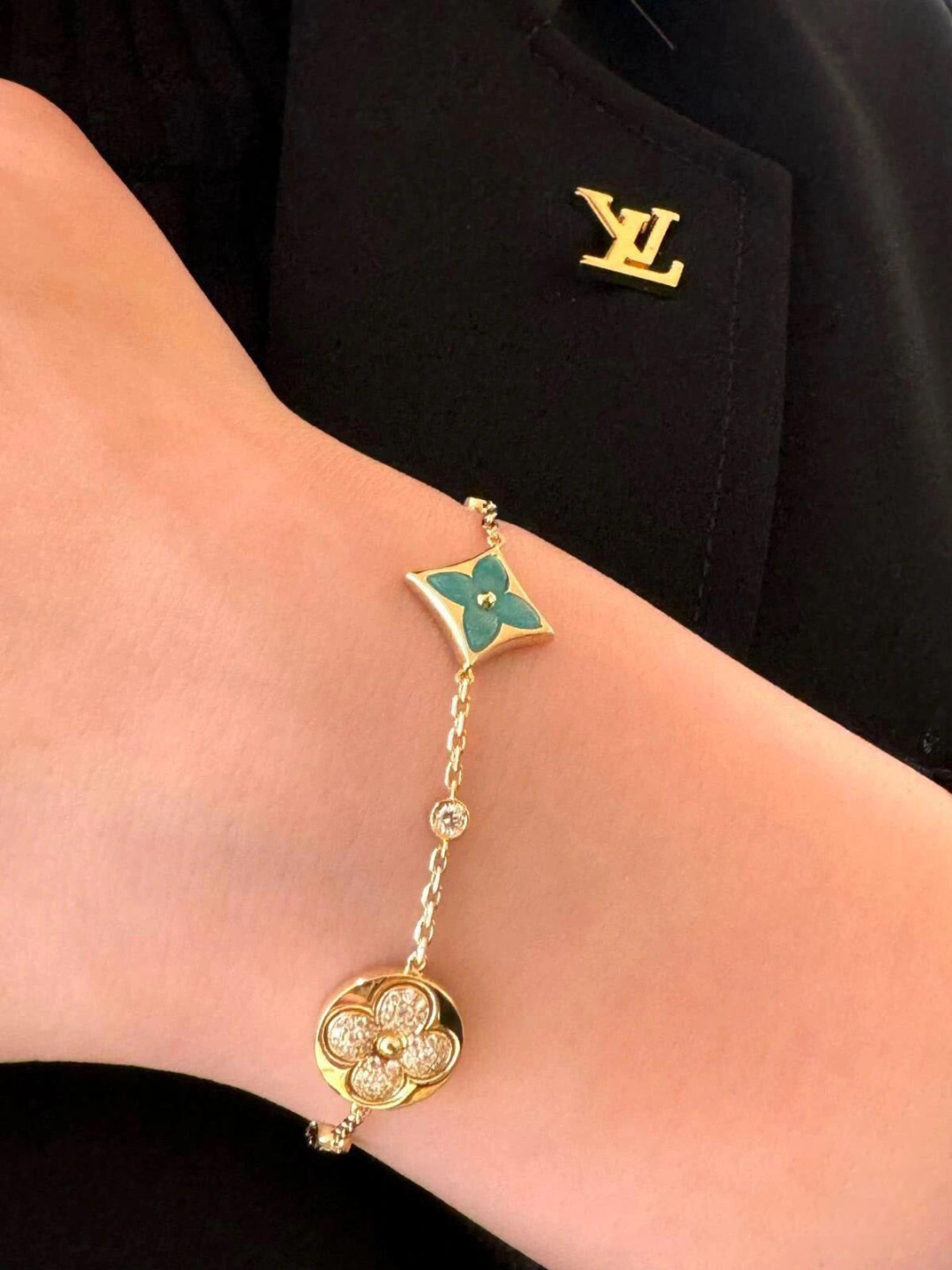 Louis Vuitton 本款 Color Blossom Star and Sun BB Multi-Motif 手链歌颂 Georges Vuitton 于 1896 年创作的 Monogram 花卉