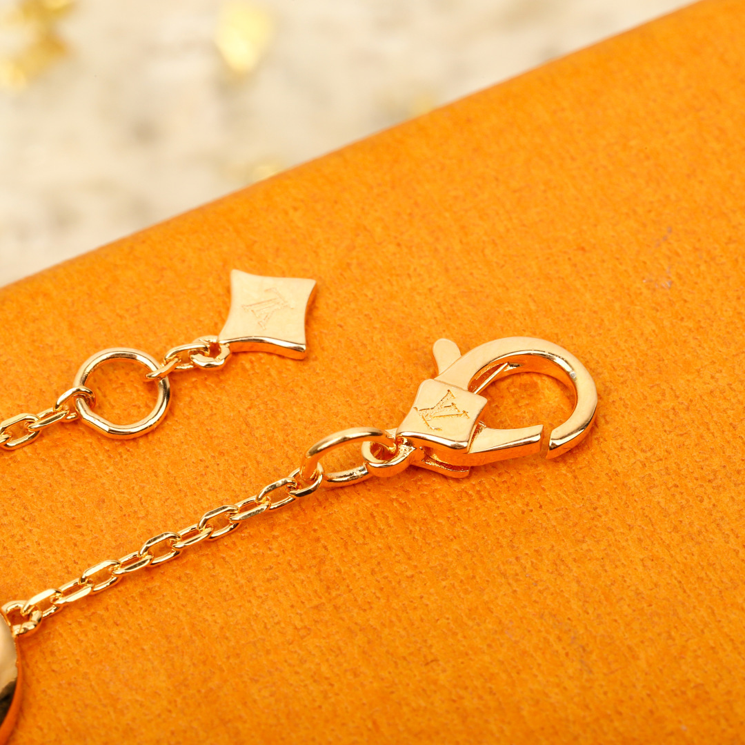Louis Vuitton 本款 Color Blossom Star and Sun BB Multi-Motif 手链歌颂 Georges Vuitton 于 1896 年创作的 Monogram 花卉