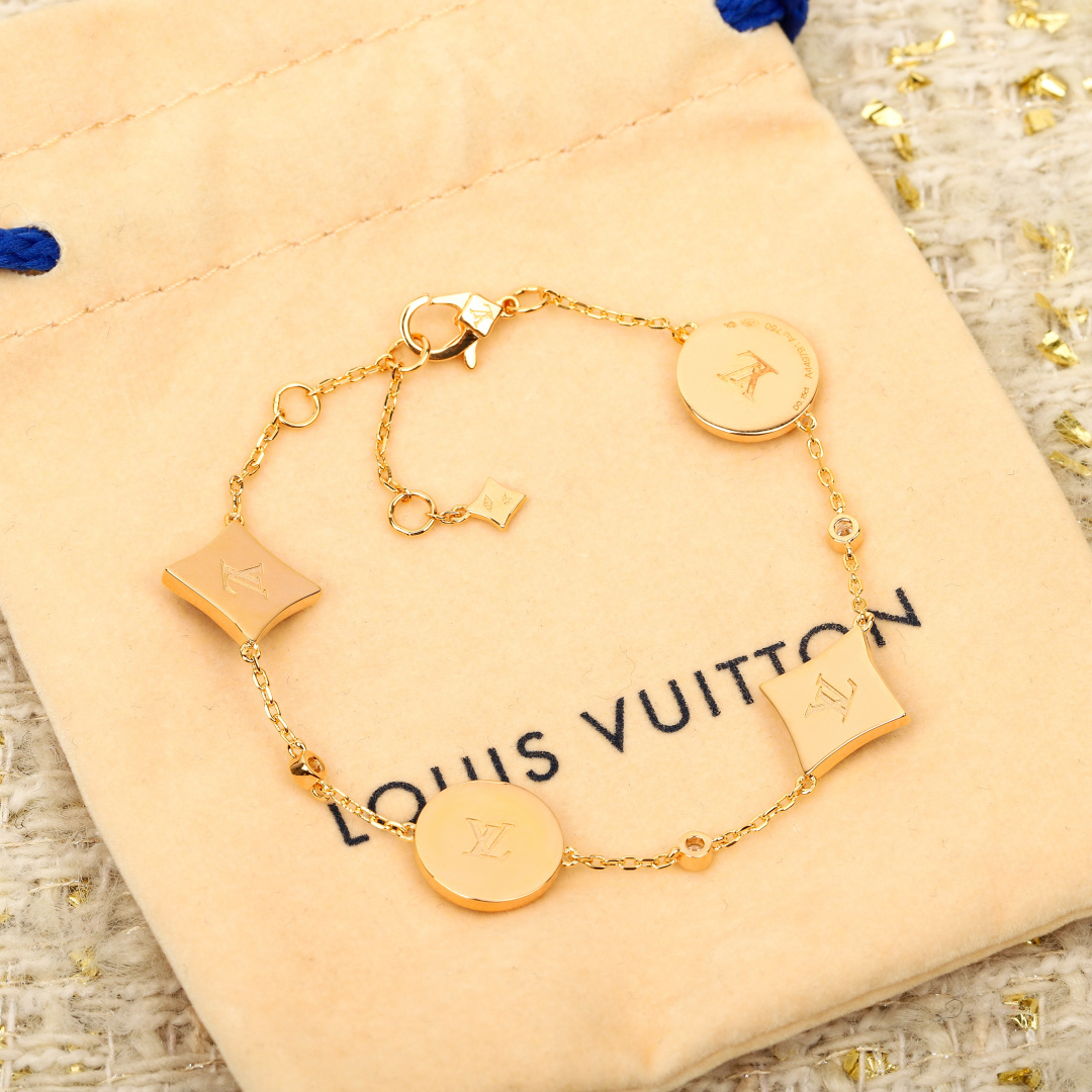 Louis Vuitton 本款 Color Blossom Star and Sun BB Multi-Motif 手链歌颂 Georges Vuitton 于 1896 年创作的 Monogram 花卉