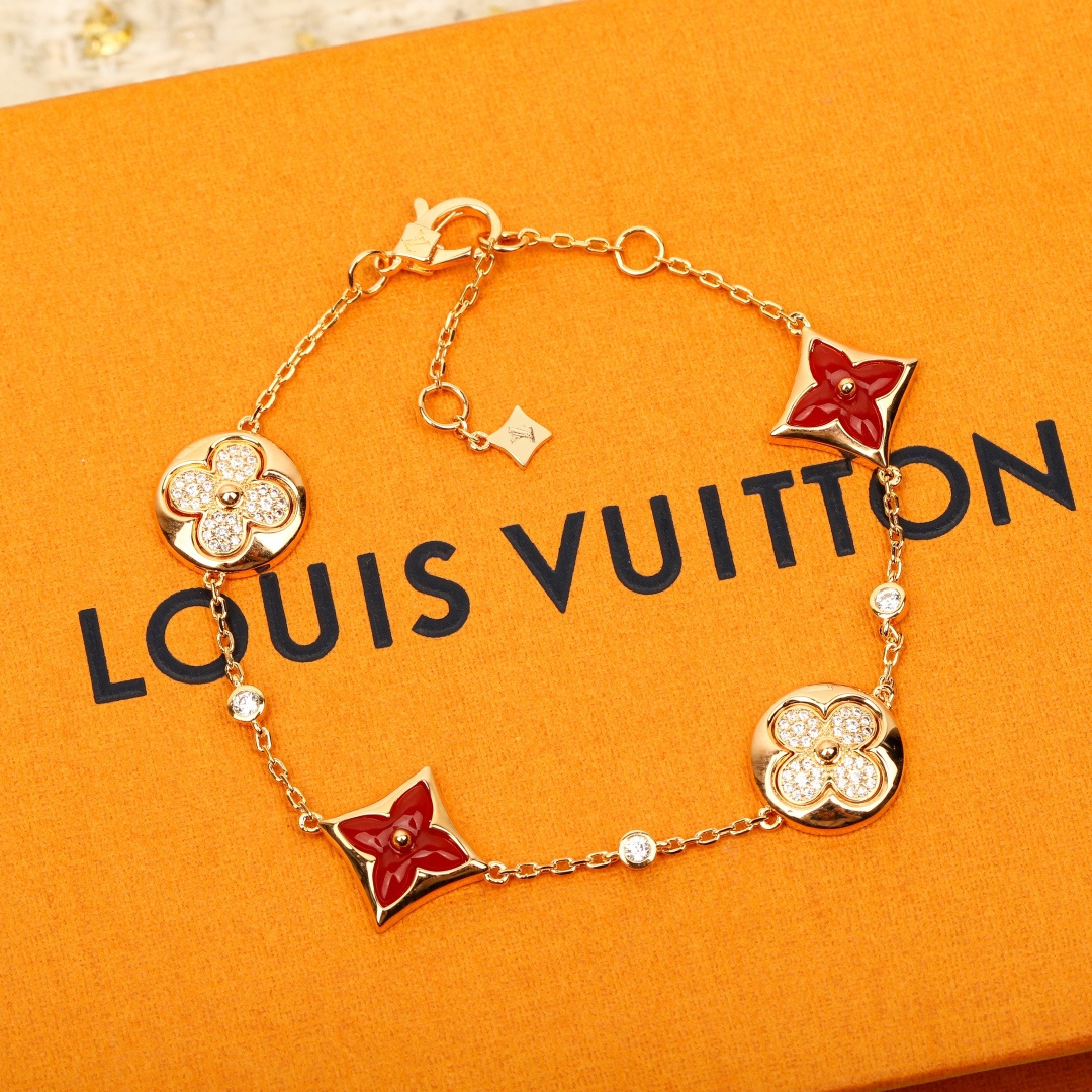 Louis Vuitton 本款 Color Blossom Star and Sun BB Multi-Motif 手链歌颂 Georges Vuitton 于 1896 年创作的 Monogram 花卉