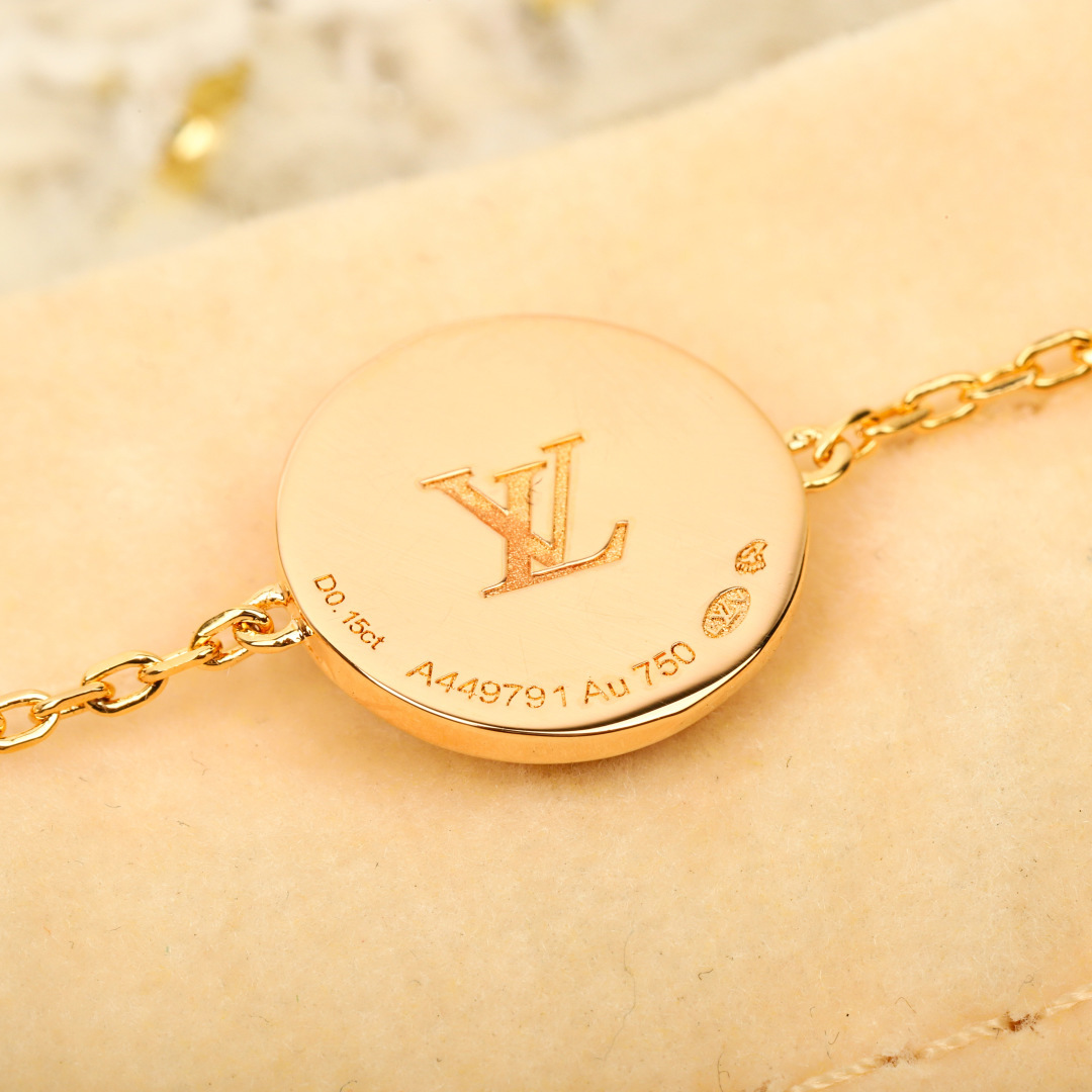 Louis Vuitton 本款 Color Blossom Star and Sun BB Multi-Motif 手链歌颂 Georges Vuitton 于 1896 年创作的 Monogram 花卉