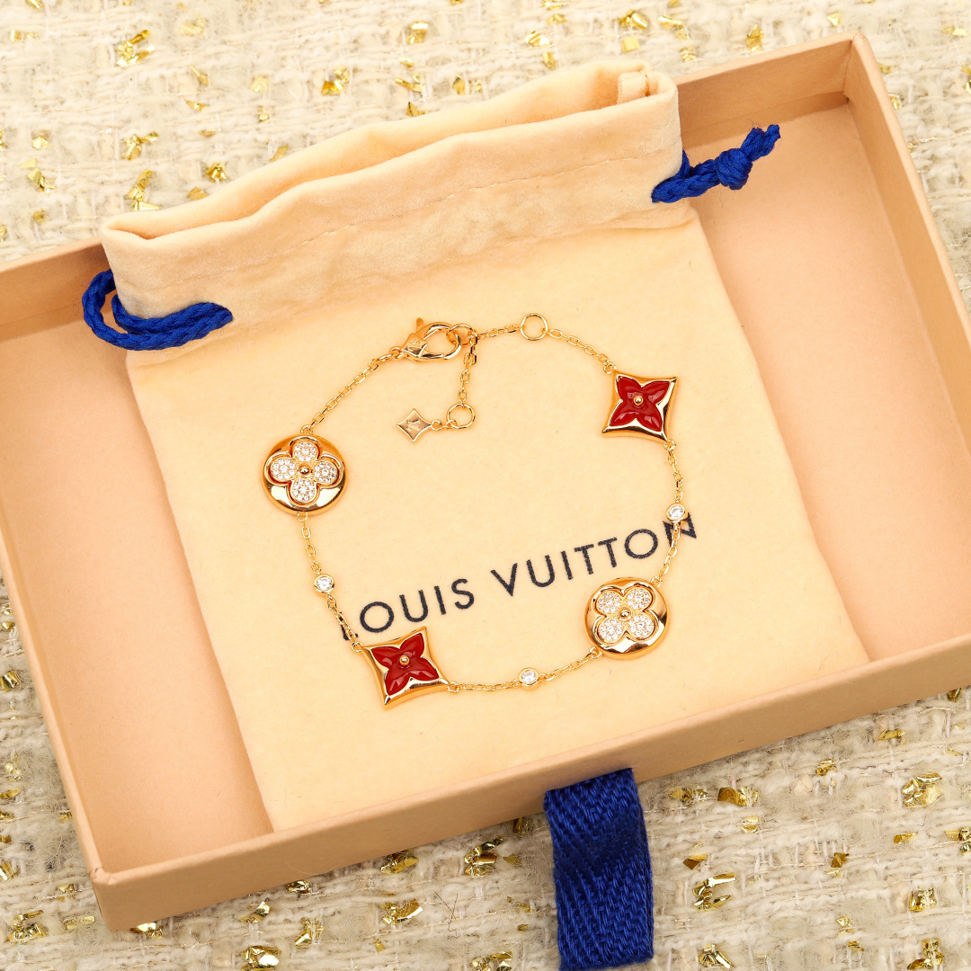 Louis Vuitton 本款 Color Blossom Star and Sun BB Multi-Motif 手链歌颂 Georges Vuitton 于 1896 年创作的 Monogram 花卉