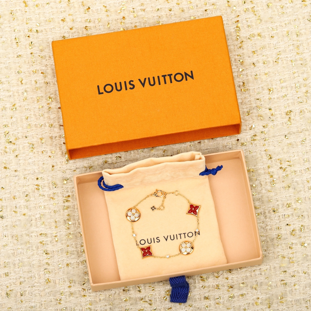 Louis Vuitton 本款 Color Blossom Star and Sun BB Multi-Motif 手链歌颂 Georges Vuitton 于 1896 年创作的 Monogram 花卉
