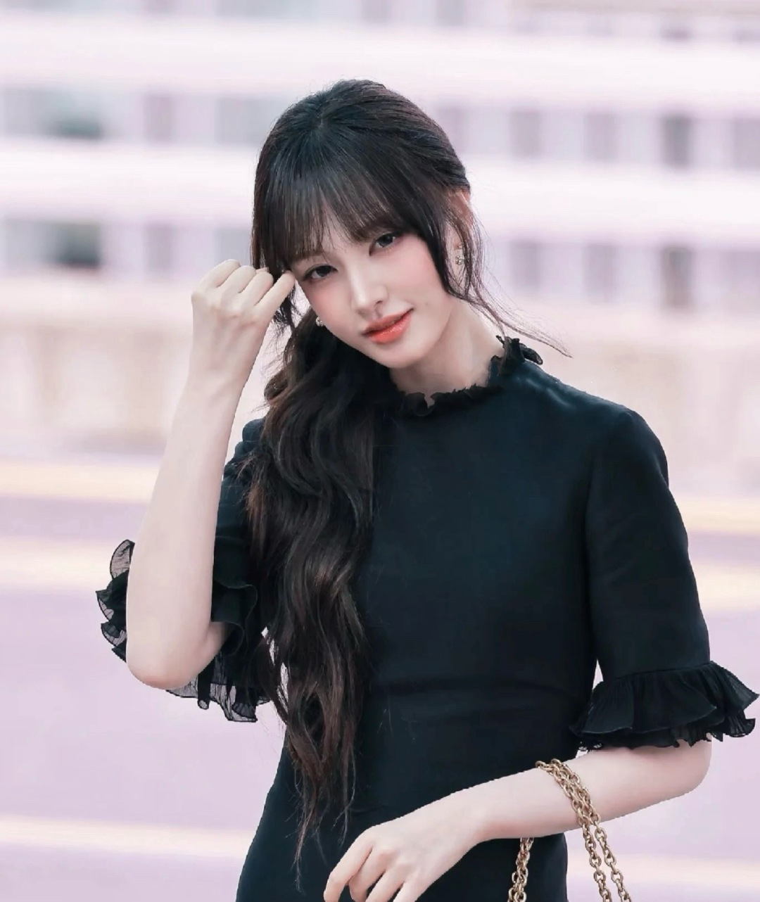 &yen; 110【我们出品】预售26号左右出货，ZP 5020！量大咨询客Fu❗️

【华伦满钻樱桃耳钉】宋祖儿同款❤️🔥绝美🍒，超级bling✨一眼爱上，太美啦！太太太推荐了❗️真的是复古可爱又俏皮！金色满钻点缀的🍒樱桃增添了满满的可爱跟少女感！甜的好让人心动💗，立体🍒设计，镶满大小不同规格的钻✨非常重工！上身立现富家千金既视感！精致到每一寸！这款必须冲呀❗️️📸复古＋可爱的设计带点Y2k的辣妹风！整体俏皮而又有时髦高级感！超级推荐！同系列耳钉项链手链同步上新！必眼一套冲✔️