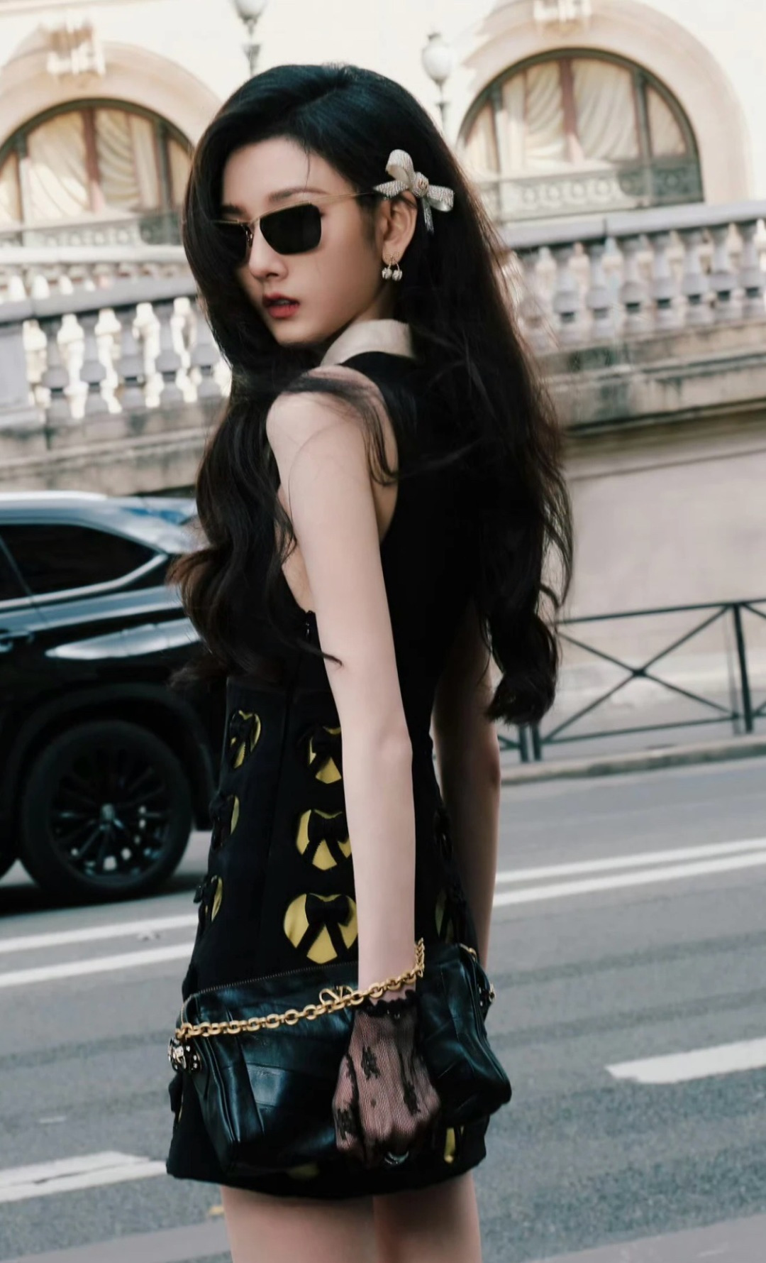 &yen; 110【我们出品】预售26号左右出货，ZP 5020！量大咨询客Fu❗️

【华伦满钻樱桃耳钉】宋祖儿同款❤️🔥绝美🍒，超级bling✨一眼爱上，太美啦！太太太推荐了❗️真的是复古可爱又俏皮！金色满钻点缀的🍒樱桃增添了满满的可爱跟少女感！甜的好让人心动💗，立体🍒设计，镶满大小不同规格的钻✨非常重工！上身立现富家千金既视感！精致到每一寸！这款必须冲呀❗️️📸复古＋可爱的设计带点Y2k的辣妹风！整体俏皮而又有时髦高级感！超级推荐！同系列耳钉项链手链同步上新！必眼一套冲✔️