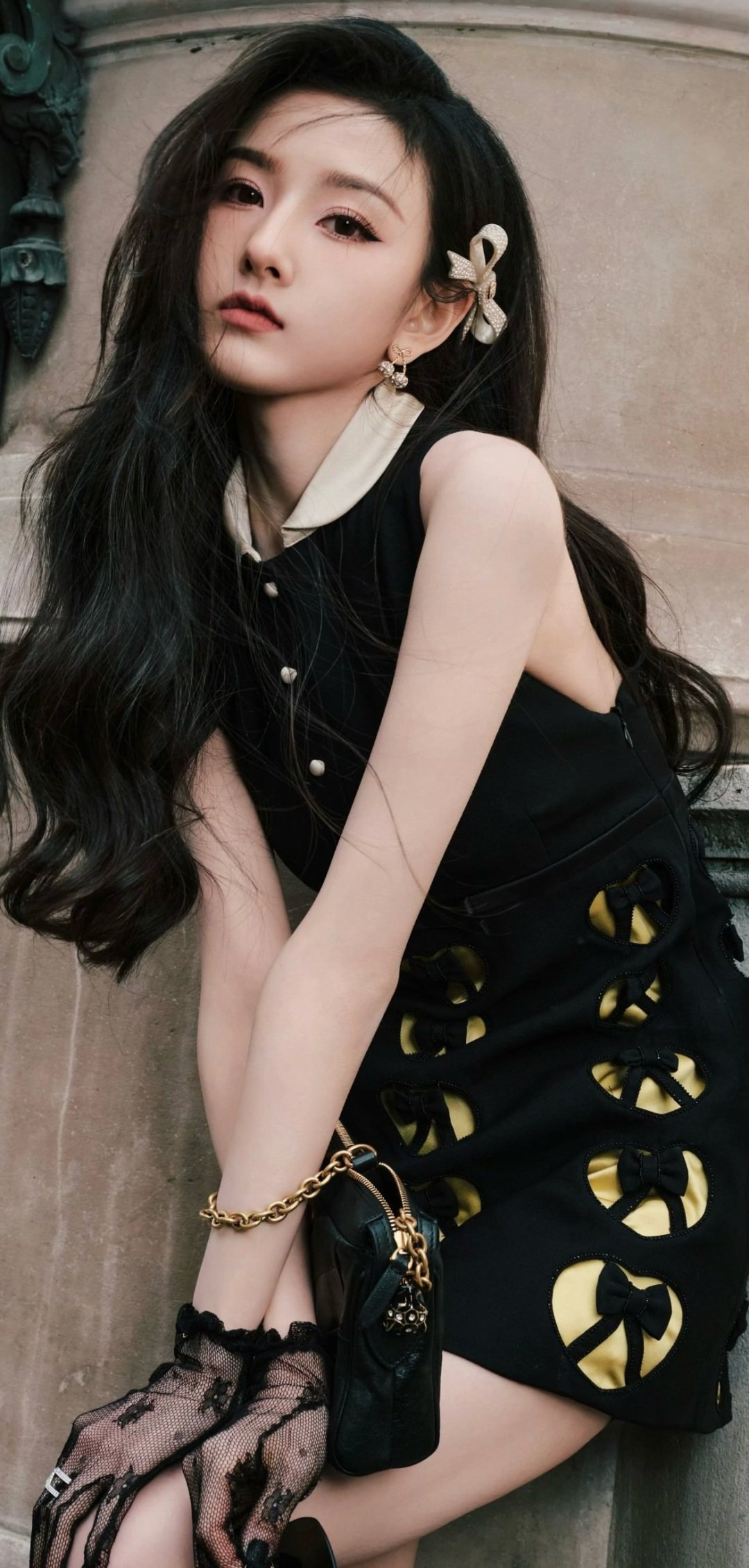 &yen; 110【我们出品】预售26号左右出货，ZP 5020！量大咨询客Fu❗️

【华伦满钻樱桃耳钉】宋祖儿同款❤️🔥绝美🍒，超级bling✨一眼爱上，太美啦！太太太推荐了❗️真的是复古可爱又俏皮！金色满钻点缀的🍒樱桃增添了满满的可爱跟少女感！甜的好让人心动💗，立体🍒设计，镶满大小不同规格的钻✨非常重工！上身立现富家千金既视感！精致到每一寸！这款必须冲呀❗️️📸复古＋可爱的设计带点Y2k的辣妹风！整体俏皮而又有时髦高级感！超级推荐！同系列耳钉项链手链同步上新！必眼一套冲✔️