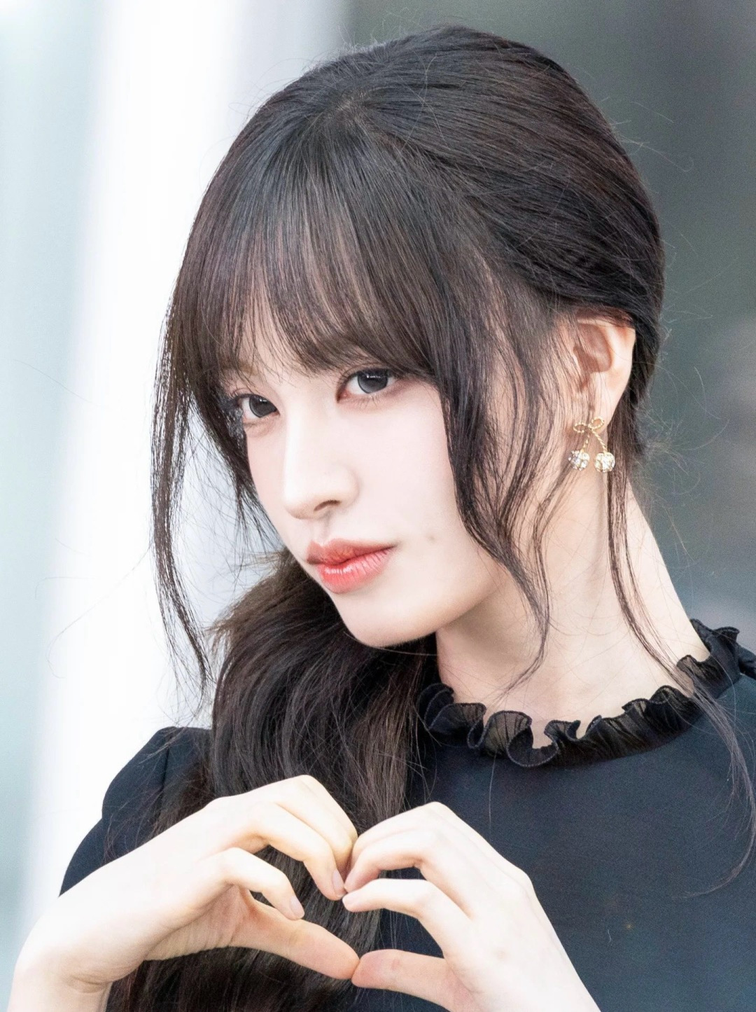 &yen; 110【我们出品】预售26号左右出货，ZP 5020！量大咨询客Fu❗️

【华伦满钻樱桃耳钉】宋祖儿同款❤️🔥绝美🍒，超级bling✨一眼爱上，太美啦！太太太推荐了❗️真的是复古可爱又俏皮！金色满钻点缀的🍒樱桃增添了满满的可爱跟少女感！甜的好让人心动💗，立体🍒设计，镶满大小不同规格的钻✨非常重工！上身立现富家千金既视感！精致到每一寸！这款必须冲呀❗️️📸复古＋可爱的设计带点Y2k的辣妹风！整体俏皮而又有时髦高级感！超级推荐！同系列耳钉项链手链同步上新！必眼一套冲✔️