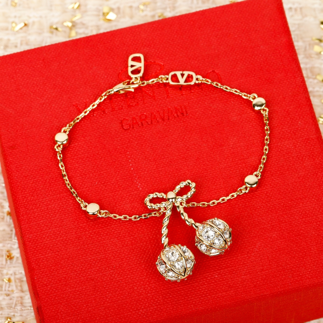 &yen; 110【我们出品】预售26号左右出货，ZP 5020！量大咨询客Fu❗️

【华伦满钻樱桃手链】宋祖儿同款❤️🔥绝美🍒，超级bling✨一眼爱上，太美啦！太太太推荐了❗️真的是复古可爱又俏皮！金色满钻点缀的🍒樱桃增添了满满的可爱跟少女感！甜的好让人心动💗，立体🍒设计，镶满大小不同规格的钻✨非常重工！上身立现富家千金既视感！精致到每一寸！这款必须冲呀❗️️📸复古＋可爱的设计带点Y2k的辣妹风！整体俏皮而又有时髦高级感！超级推荐！同系列耳钉项链手链同步上新！必眼一套冲✔️