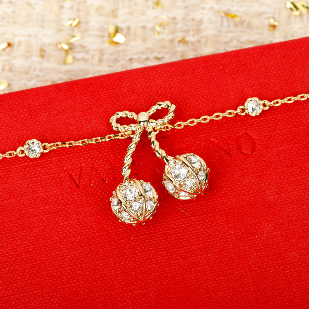 &yen; 110【我们出品】预售26号左右出货，ZP 5020！量大咨询客Fu❗️

【华伦满钻樱桃手链】宋祖儿同款❤️🔥绝美🍒，超级bling✨一眼爱上，太美啦！太太太推荐了❗️真的是复古可爱又俏皮！金色满钻点缀的🍒樱桃增添了满满的可爱跟少女感！甜的好让人心动💗，立体🍒设计，镶满大小不同规格的钻✨非常重工！上身立现富家千金既视感！精致到每一寸！这款必须冲呀❗️️📸复古＋可爱的设计带点Y2k的辣妹风！整体俏皮而又有时髦高级感！超级推荐！同系列耳钉项链手链同步上新！必眼一套冲✔️