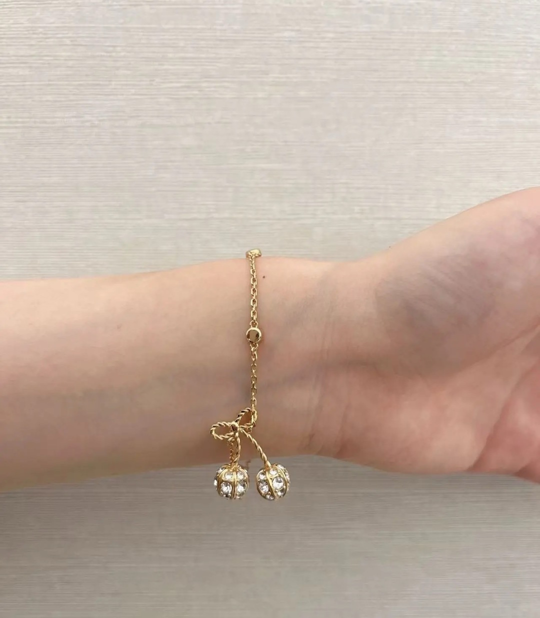 &yen; 110【我们出品】预售26号左右出货，ZP 5020！量大咨询客Fu❗️

【华伦满钻樱桃手链】宋祖儿同款❤️🔥绝美🍒，超级bling✨一眼爱上，太美啦！太太太推荐了❗️真的是复古可爱又俏皮！金色满钻点缀的🍒樱桃增添了满满的可爱跟少女感！甜的好让人心动💗，立体🍒设计，镶满大小不同规格的钻✨非常重工！上身立现富家千金既视感！精致到每一寸！这款必须冲呀❗️️📸复古＋可爱的设计带点Y2k的辣妹风！整体俏皮而又有时髦高级感！超级推荐！同系列耳钉项链手链同步上新！必眼一套冲✔️