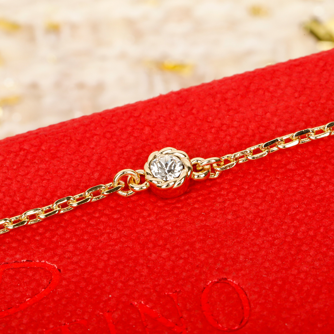 &yen; 110【我们出品】预售26号左右出货，ZP 5020！量大咨询客Fu❗️

【华伦满钻樱桃手链】宋祖儿同款❤️🔥绝美🍒，超级bling✨一眼爱上，太美啦！太太太推荐了❗️真的是复古可爱又俏皮！金色满钻点缀的🍒樱桃增添了满满的可爱跟少女感！甜的好让人心动💗，立体🍒设计，镶满大小不同规格的钻✨非常重工！上身立现富家千金既视感！精致到每一寸！这款必须冲呀❗️️📸复古＋可爱的设计带点Y2k的辣妹风！整体俏皮而又有时髦高级感！超级推荐！同系列耳钉项链手链同步上新！必眼一套冲✔️