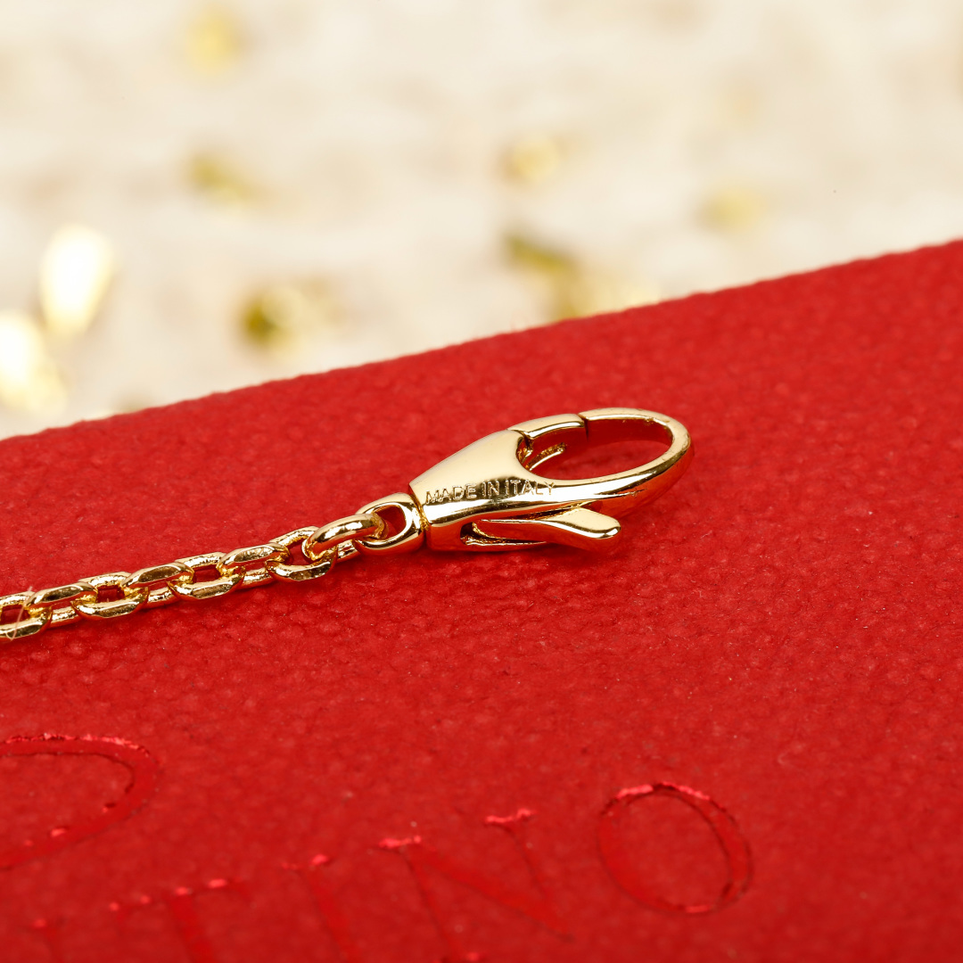 &yen; 140【我们出品】预售26号左右出货，ZP 6620！量大咨询客Fu❗️

【华伦满钻樱桃项链】宋祖儿同款❤️🔥绝美🍒，超级bling✨一眼爱上，太美啦！太太太推荐了❗️真的是复古可爱又俏皮！金色满钻点缀的🍒樱桃增添了满满的可爱跟少女感！甜的好让人心动💗，立体🍒设计，镶满大小不同规格的钻✨非常重工！上身立现富家千金既视感！精致到每一寸！这款必须冲呀❗️️📸复古＋可爱的设计带点Y2k的辣妹风！整体俏皮而又有时髦高级感！超级推荐！同系列耳钉项链手链同步上新！必眼一套冲✔️