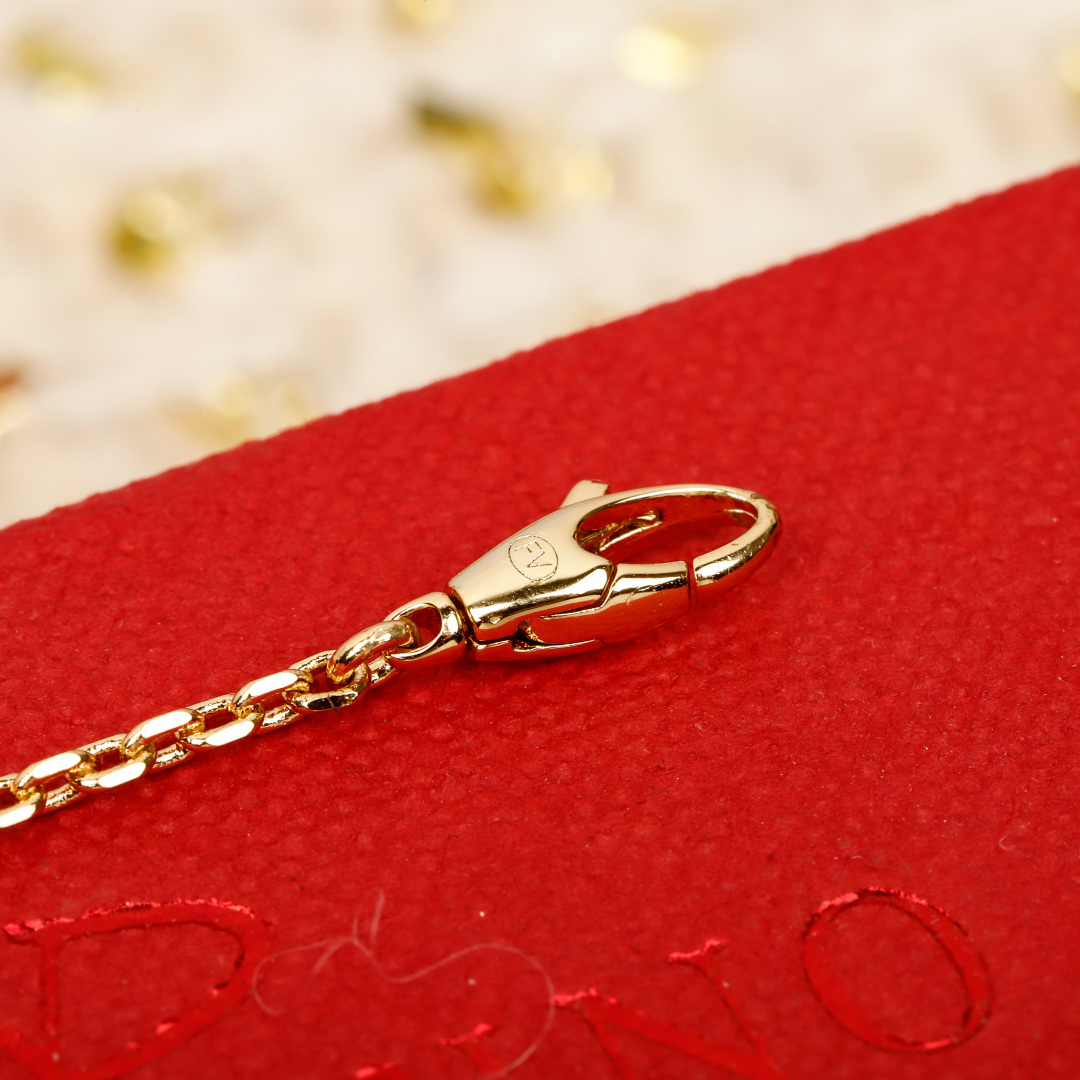 &yen; 140【我们出品】预售26号左右出货，ZP 6620！量大咨询客Fu❗️

【华伦满钻樱桃项链】宋祖儿同款❤️🔥绝美🍒，超级bling✨一眼爱上，太美啦！太太太推荐了❗️真的是复古可爱又俏皮！金色满钻点缀的🍒樱桃增添了满满的可爱跟少女感！甜的好让人心动💗，立体🍒设计，镶满大小不同规格的钻✨非常重工！上身立现富家千金既视感！精致到每一寸！这款必须冲呀❗️️📸复古＋可爱的设计带点Y2k的辣妹风！整体俏皮而又有时髦高级感！超级推荐！同系列耳钉项链手链同步上新！必眼一套冲✔️