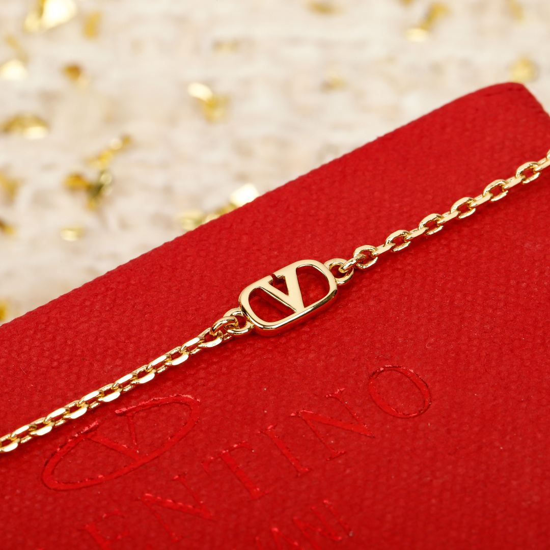 &yen; 140【我们出品】预售26号左右出货，ZP 6620！量大咨询客Fu❗️

【华伦满钻樱桃项链】宋祖儿同款❤️🔥绝美🍒，超级bling✨一眼爱上，太美啦！太太太推荐了❗️真的是复古可爱又俏皮！金色满钻点缀的🍒樱桃增添了满满的可爱跟少女感！甜的好让人心动💗，立体🍒设计，镶满大小不同规格的钻✨非常重工！上身立现富家千金既视感！精致到每一寸！这款必须冲呀❗️️📸复古＋可爱的设计带点Y2k的辣妹风！整体俏皮而又有时髦高级感！超级推荐！同系列耳钉项链手链同步上新！必眼一套冲✔️