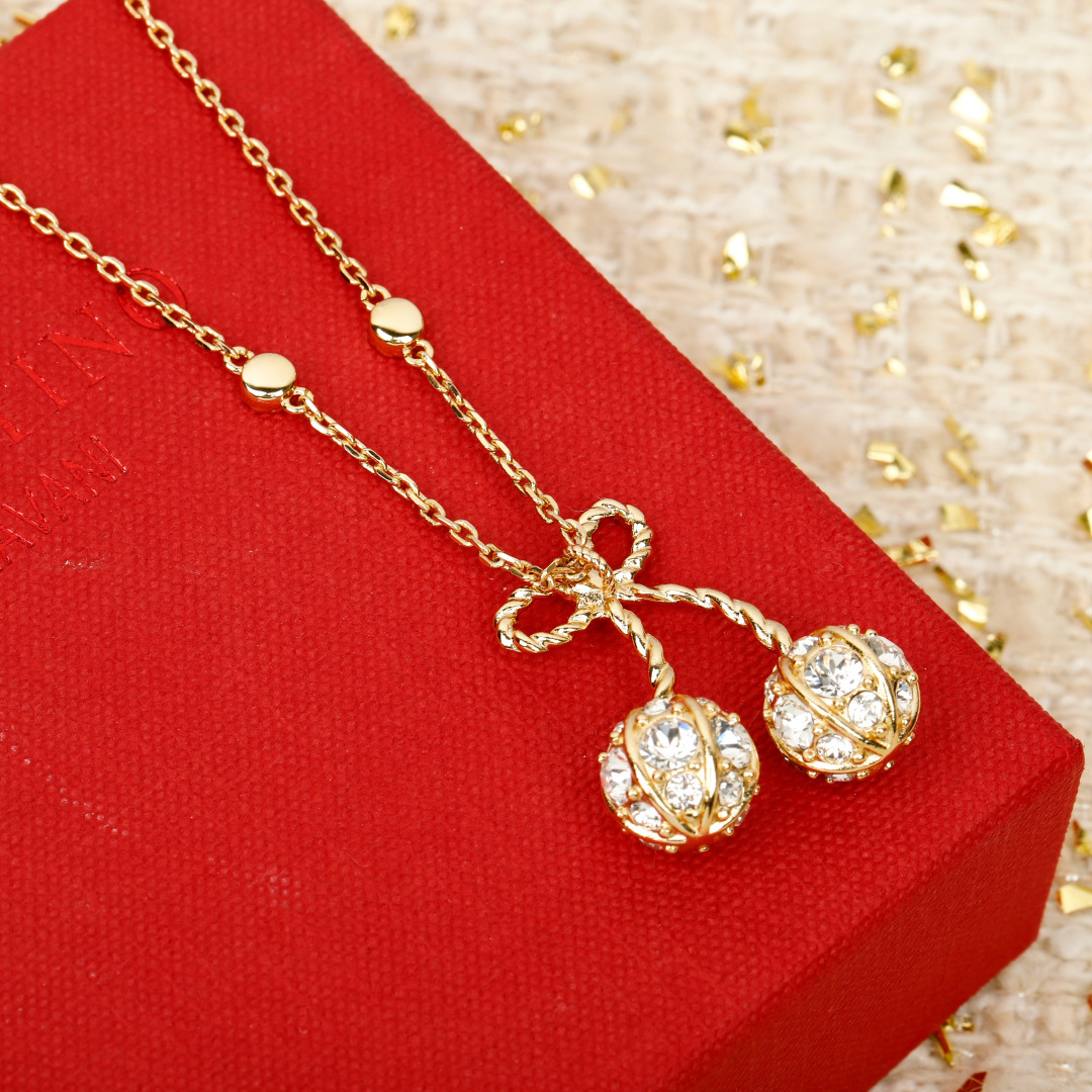 &yen; 140【我们出品】预售26号左右出货，ZP 6620！量大咨询客Fu❗️

【华伦满钻樱桃项链】宋祖儿同款❤️🔥绝美🍒，超级bling✨一眼爱上，太美啦！太太太推荐了❗️真的是复古可爱又俏皮！金色满钻点缀的🍒樱桃增添了满满的可爱跟少女感！甜的好让人心动💗，立体🍒设计，镶满大小不同规格的钻✨非常重工！上身立现富家千金既视感！精致到每一寸！这款必须冲呀❗️️📸复古＋可爱的设计带点Y2k的辣妹风！整体俏皮而又有时髦高级感！超级推荐！同系列耳钉项链手链同步上新！必眼一套冲✔️