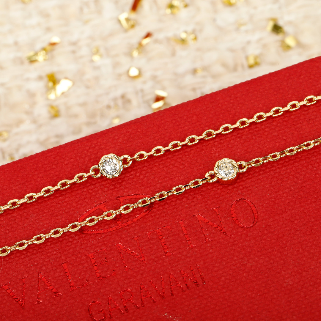 &yen; 140【我们出品】预售26号左右出货，ZP 6620！量大咨询客Fu❗️

【华伦满钻樱桃项链】宋祖儿同款❤️🔥绝美🍒，超级bling✨一眼爱上，太美啦！太太太推荐了❗️真的是复古可爱又俏皮！金色满钻点缀的🍒樱桃增添了满满的可爱跟少女感！甜的好让人心动💗，立体🍒设计，镶满大小不同规格的钻✨非常重工！上身立现富家千金既视感！精致到每一寸！这款必须冲呀❗️️📸复古＋可爱的设计带点Y2k的辣妹风！整体俏皮而又有时髦高级感！超级推荐！同系列耳钉项链手链同步上新！必眼一套冲✔️