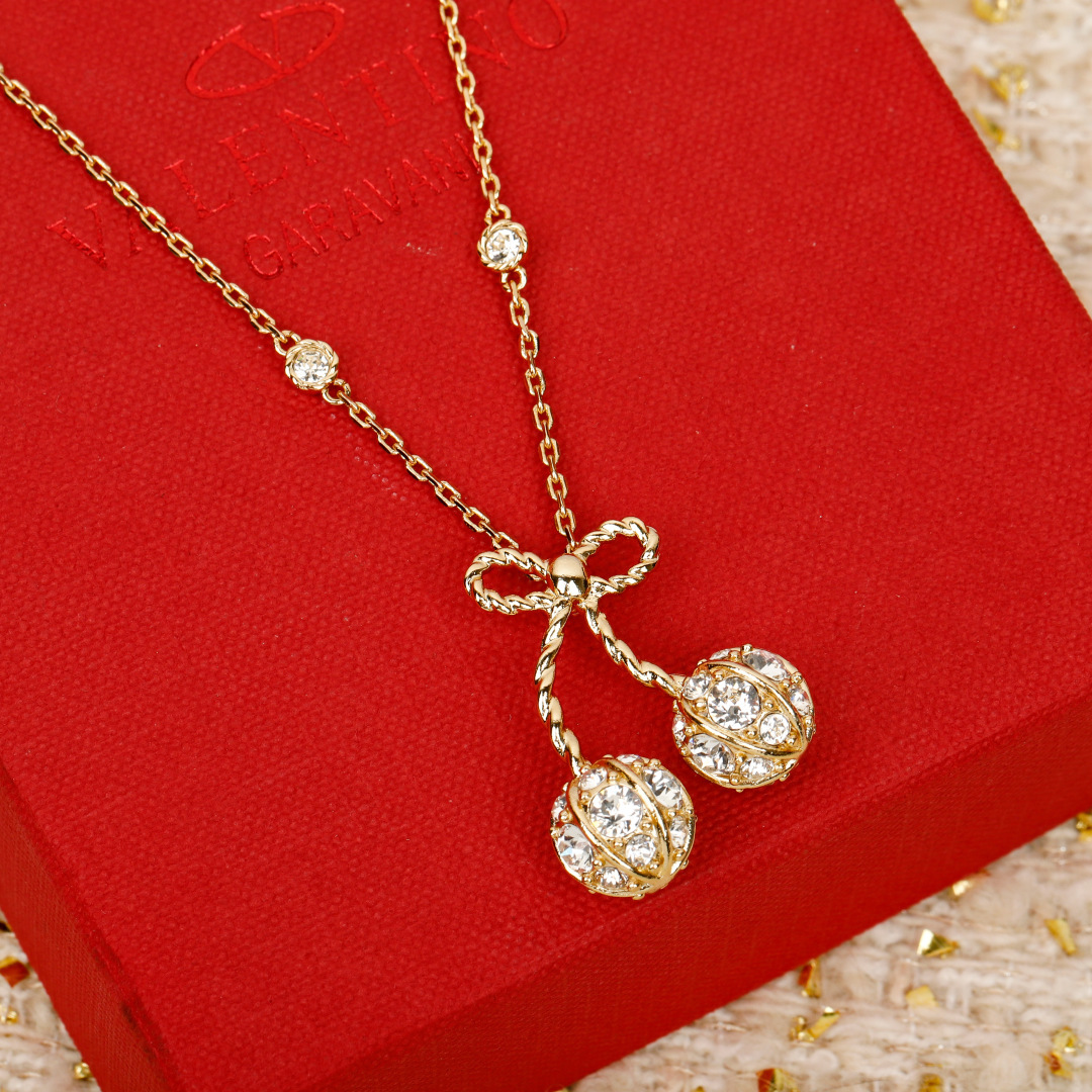 &yen; 140【我们出品】预售26号左右出货，ZP 6620！量大咨询客Fu❗️

【华伦满钻樱桃项链】宋祖儿同款❤️🔥绝美🍒，超级bling✨一眼爱上，太美啦！太太太推荐了❗️真的是复古可爱又俏皮！金色满钻点缀的🍒樱桃增添了满满的可爱跟少女感！甜的好让人心动💗，立体🍒设计，镶满大小不同规格的钻✨非常重工！上身立现富家千金既视感！精致到每一寸！这款必须冲呀❗️️📸复古＋可爱的设计带点Y2k的辣妹风！整体俏皮而又有时髦高级感！超级推荐！同系列耳钉项链手链同步上新！必眼一套冲✔️