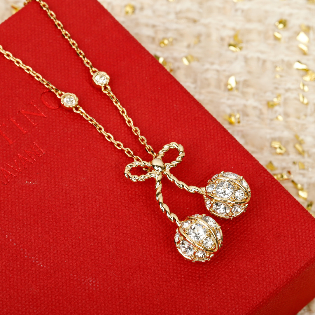 &yen; 140【我们出品】预售26号左右出货，ZP 6620！量大咨询客Fu❗️

【华伦满钻樱桃项链】宋祖儿同款❤️🔥绝美🍒，超级bling✨一眼爱上，太美啦！太太太推荐了❗️真的是复古可爱又俏皮！金色满钻点缀的🍒樱桃增添了满满的可爱跟少女感！甜的好让人心动💗，立体🍒设计，镶满大小不同规格的钻✨非常重工！上身立现富家千金既视感！精致到每一寸！这款必须冲呀❗️️📸复古＋可爱的设计带点Y2k的辣妹风！整体俏皮而又有时髦高级感！超级推荐！同系列耳钉项链手链同步上新！必眼一套冲✔️