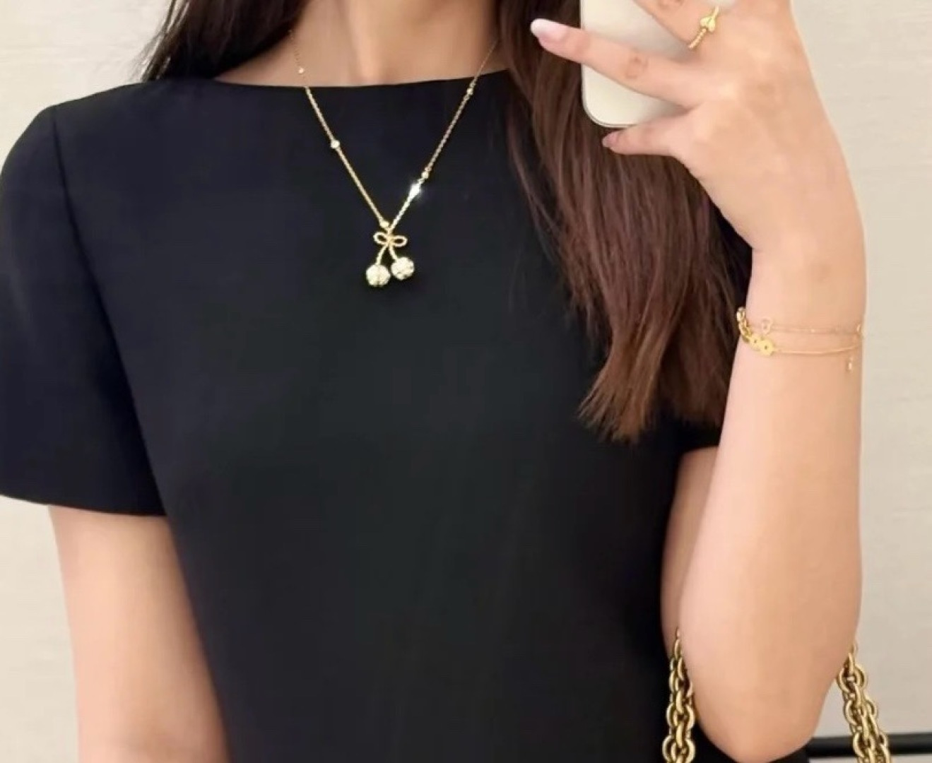 &yen; 140【我们出品】预售26号左右出货，ZP 6620！量大咨询客Fu❗️

【华伦满钻樱桃项链】宋祖儿同款❤️🔥绝美🍒，超级bling✨一眼爱上，太美啦！太太太推荐了❗️真的是复古可爱又俏皮！金色满钻点缀的🍒樱桃增添了满满的可爱跟少女感！甜的好让人心动💗，立体🍒设计，镶满大小不同规格的钻✨非常重工！上身立现富家千金既视感！精致到每一寸！这款必须冲呀❗️️📸复古＋可爱的设计带点Y2k的辣妹风！整体俏皮而又有时髦高级感！超级推荐！同系列耳钉项链手链同步上新！必眼一套冲✔️