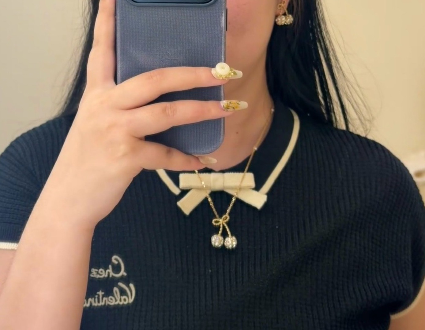 &yen; 140【我们出品】预售26号左右出货，ZP 6620！量大咨询客Fu❗️

【华伦满钻樱桃项链】宋祖儿同款❤️🔥绝美🍒，超级bling✨一眼爱上，太美啦！太太太推荐了❗️真的是复古可爱又俏皮！金色满钻点缀的🍒樱桃增添了满满的可爱跟少女感！甜的好让人心动💗，立体🍒设计，镶满大小不同规格的钻✨非常重工！上身立现富家千金既视感！精致到每一寸！这款必须冲呀❗️️📸复古＋可爱的设计带点Y2k的辣妹风！整体俏皮而又有时髦高级感！超级推荐！同系列耳钉项链手链同步上新！必眼一套冲✔️