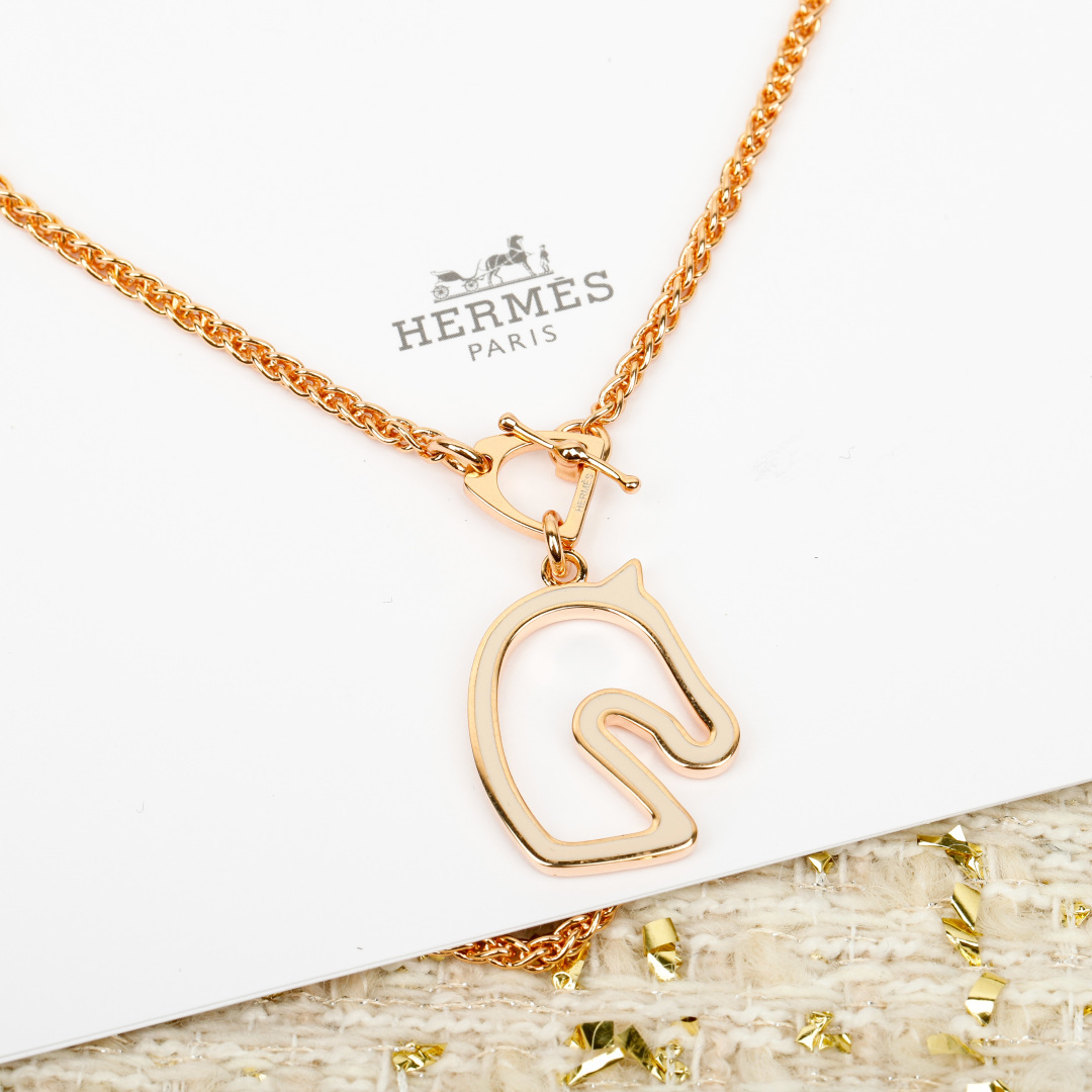 Collar con colgante Hermes Cheval Horse Head de metal en oro rosa con opciones de esmalte color crema, burdeos, negro, naranja y plata de 45 cm