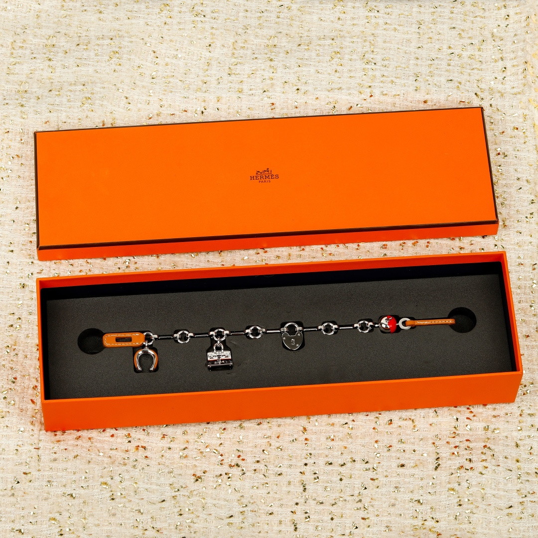 Pulsera Hermes Bijou de Birkin N 1 Metal plateado con detalles en cuero naranja Detalle de esmalte rojo dijes plateados 17 cm