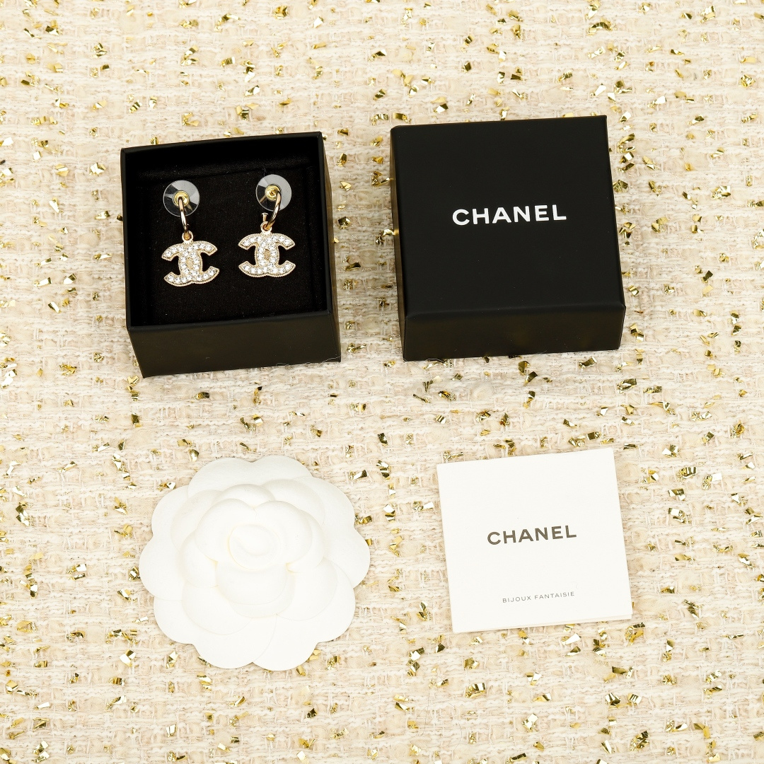 250935 [Nuestra producción] El Vintage favorito😍 no te lo puedes perder! [Perfume aretes de doble C llenos de diamante…