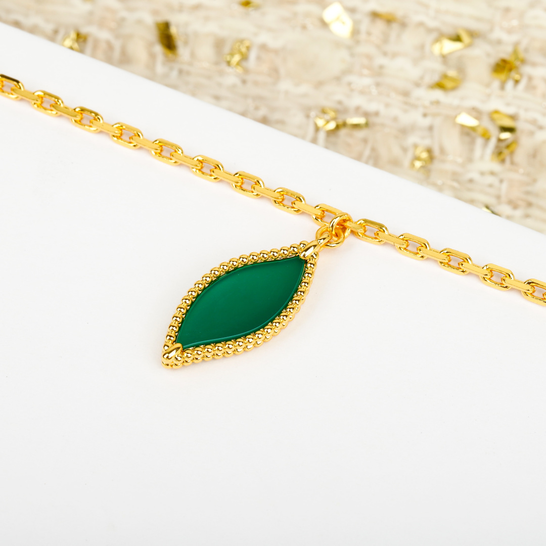 Collana Van Cleef Arpels Lucky Spring Oro giallo con malachite verde, madreperla bianca e accenti di lapislazzuli blu 80 cm