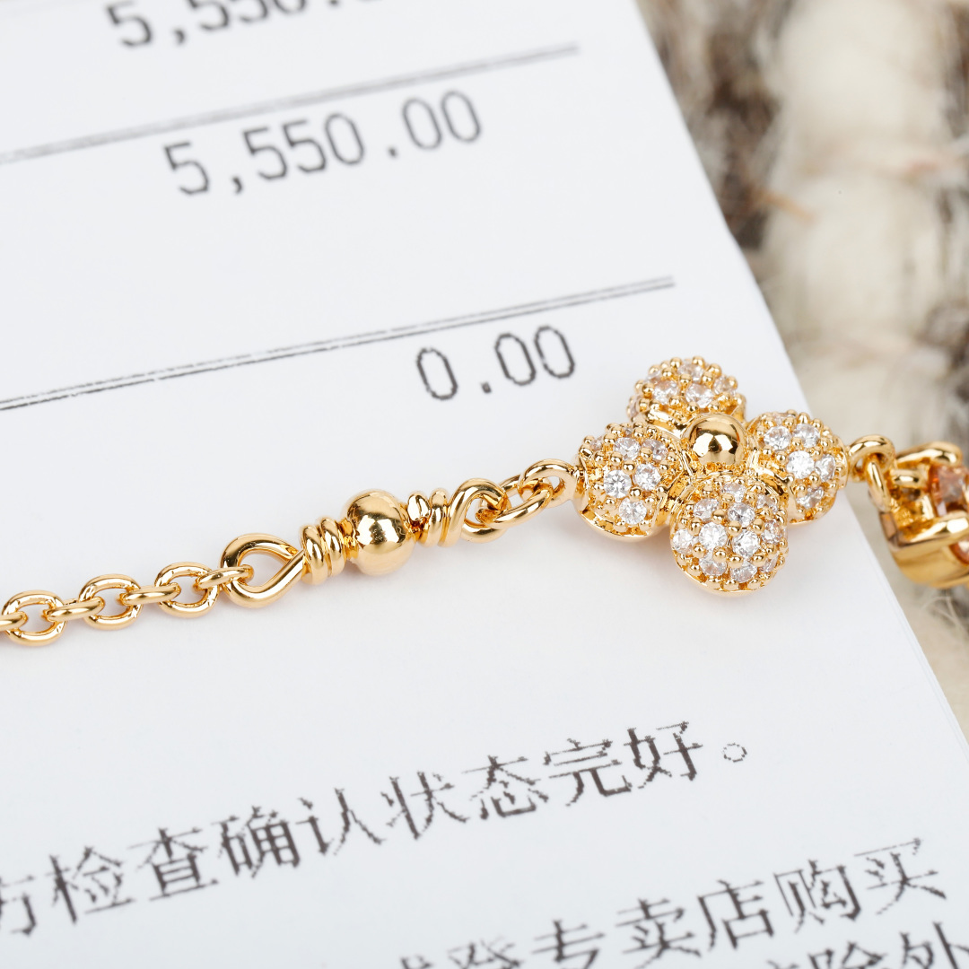 P【】预售21号左右出货,官网5550,年度必入套装❗❗量大咨询客Fu! 【L 七夕限定款手链】年七夕限定款,姐妹们这个 P【】预售21号左右出货,官网5550,年度必入套装❗❗量大咨询客Fu! 【L 七夕限定款手链】年七夕限定款,姐妹们这个