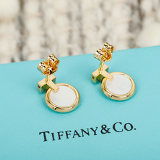 【】T耳钉,可订做18K真金真钻版,只做对版真金货,价询客Fu T 系列是 Tiffany 在 2015 年推出的现代经 【】T耳钉,可订做18K真金真钻版,只做对版真金货,价询客Fu T 系列是 Tiffany 在 2015 年推出的现代经