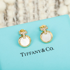 【】T耳钉,可订做18K真金真钻版,只做对版真金货,价询客Fu T 系列是 Tiffany 在 2015 年推出的现代经 【】T耳钉,可订做18K真金真钻版,只做对版真金货,价询客Fu T 系列是 Tiffany 在 2015 年推出的现代经