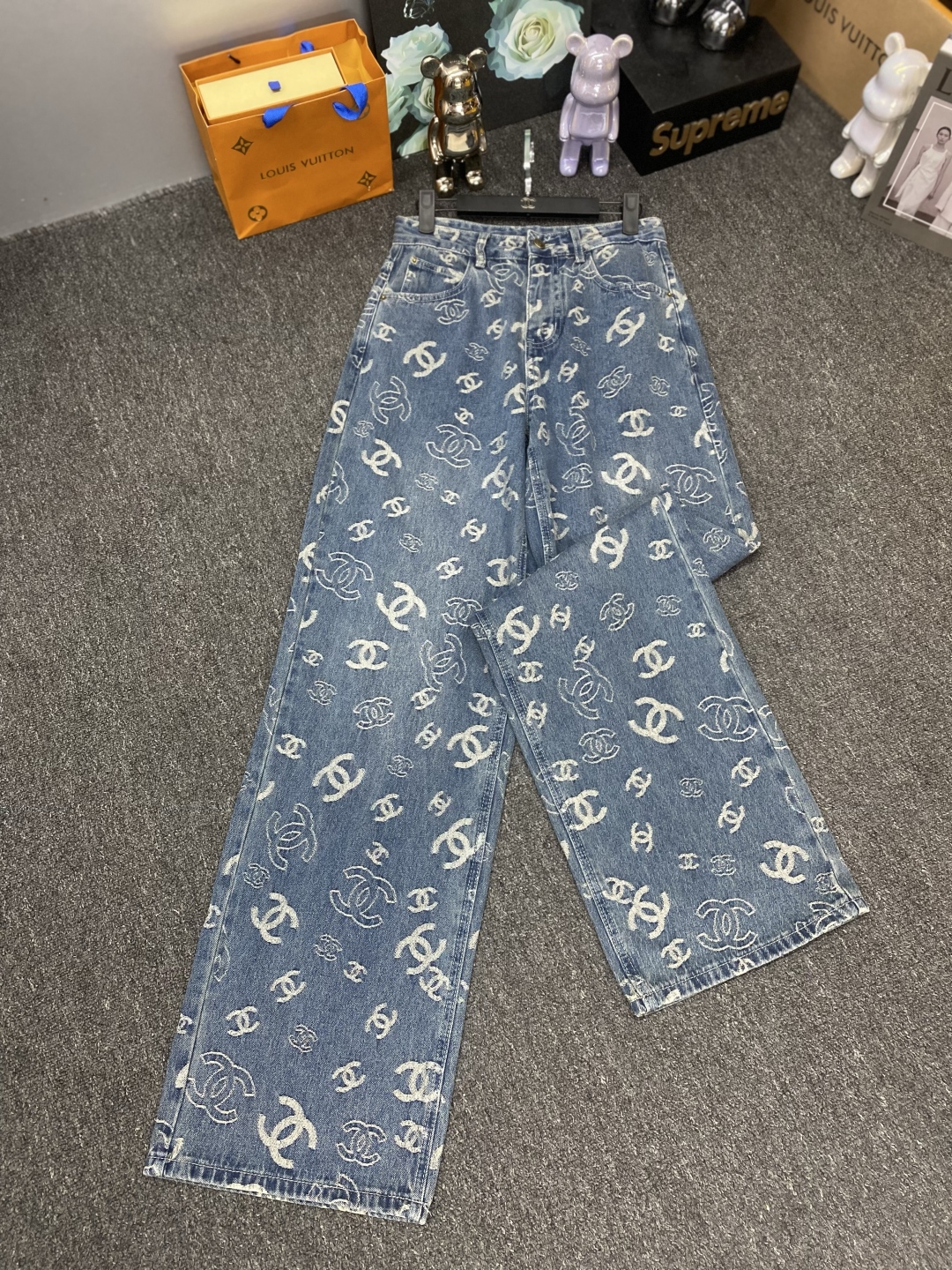 Chanel High-Waisted Wide Leg Jeans with Jacquard Logo - Retro Blue Denim 5 cmp i1741621990485 6765 0 3
