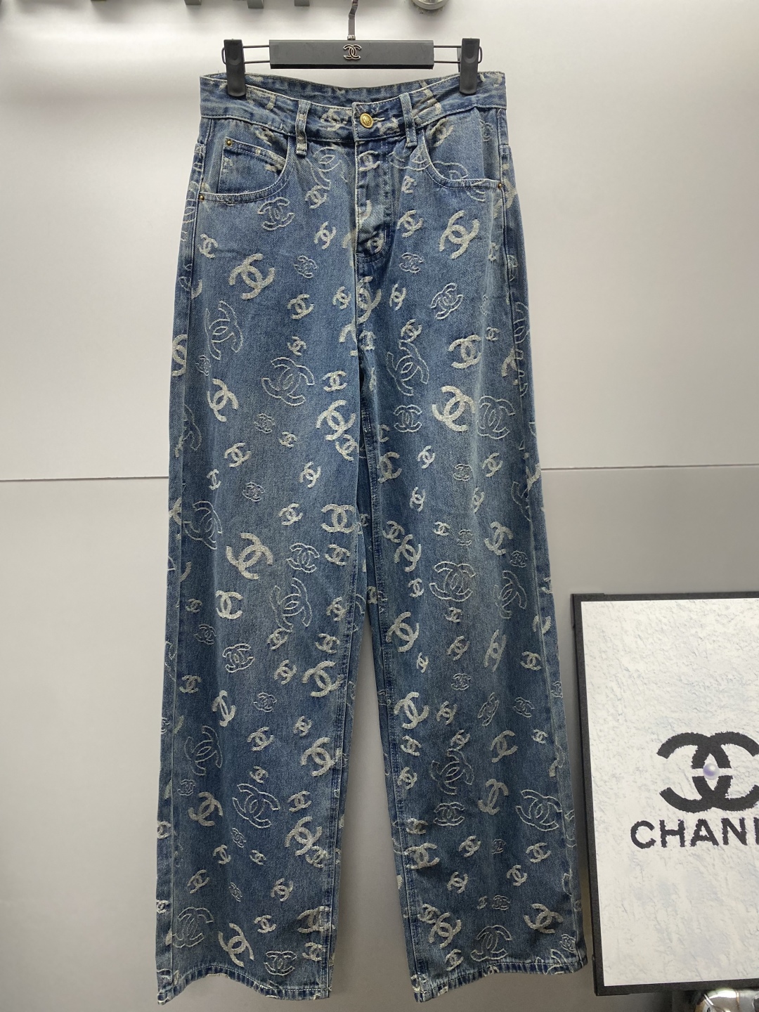 Chanel High-Waisted Wide Leg Jeans with Jacquard Logo - Retro Blue Denim 2 cmp i1741621994856 6735 0 0