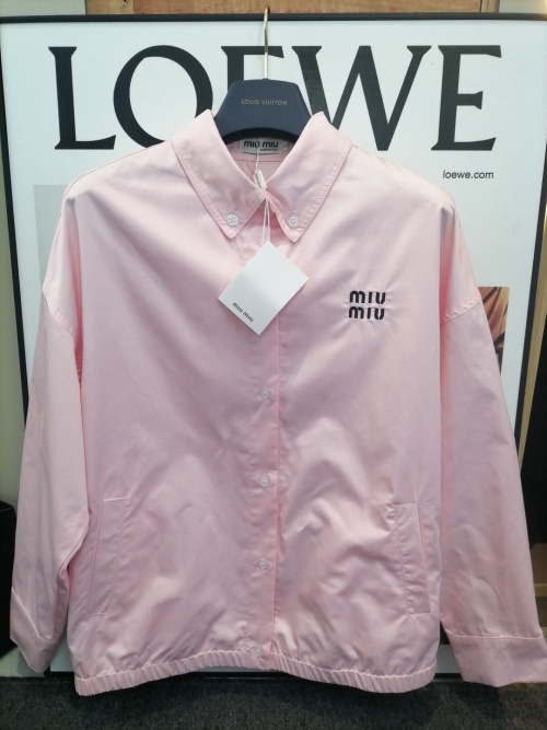 Miu Miu 25SS Pink Embroidered Logo Jacket - Unisex Spring/Summer Style 1 Miu Miu 25SS Pink Embroidered Logo Jacket - Unisex Spring/Summer Style