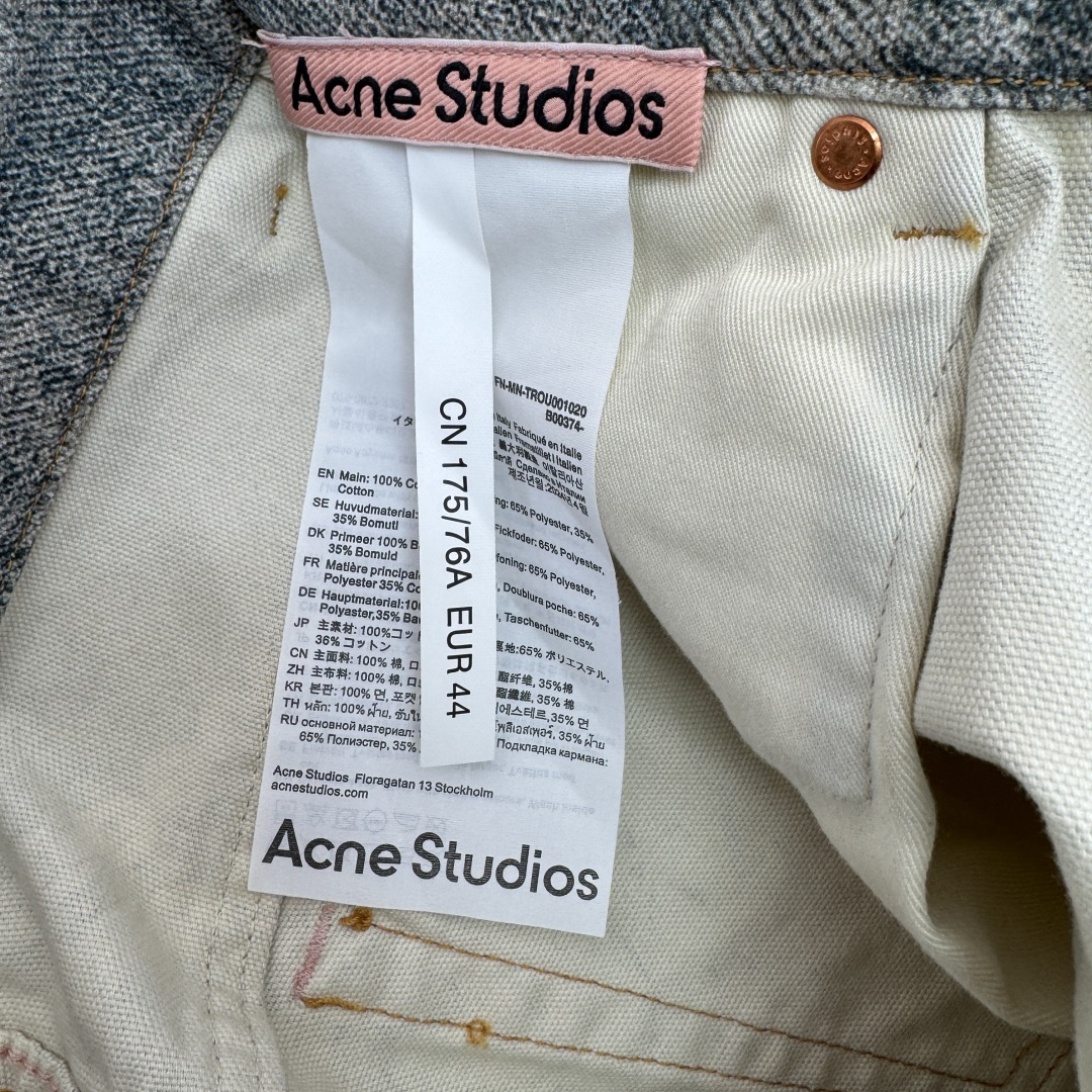 Acne Studios 3D Printed Jeans with Chain Details - Stylish and Unique Denim 8 cmp i1737349842431 3475 0 8