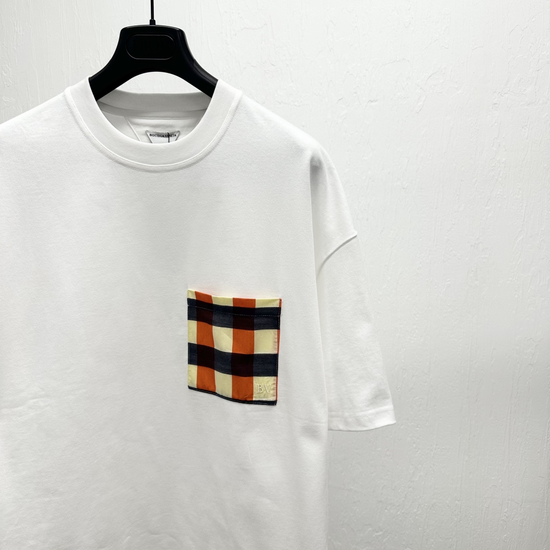 Bottega Veneta Check Pocket Crew Neck T-Shirt - Stylish and Versatile 4 cmp a1742193362276 0544
