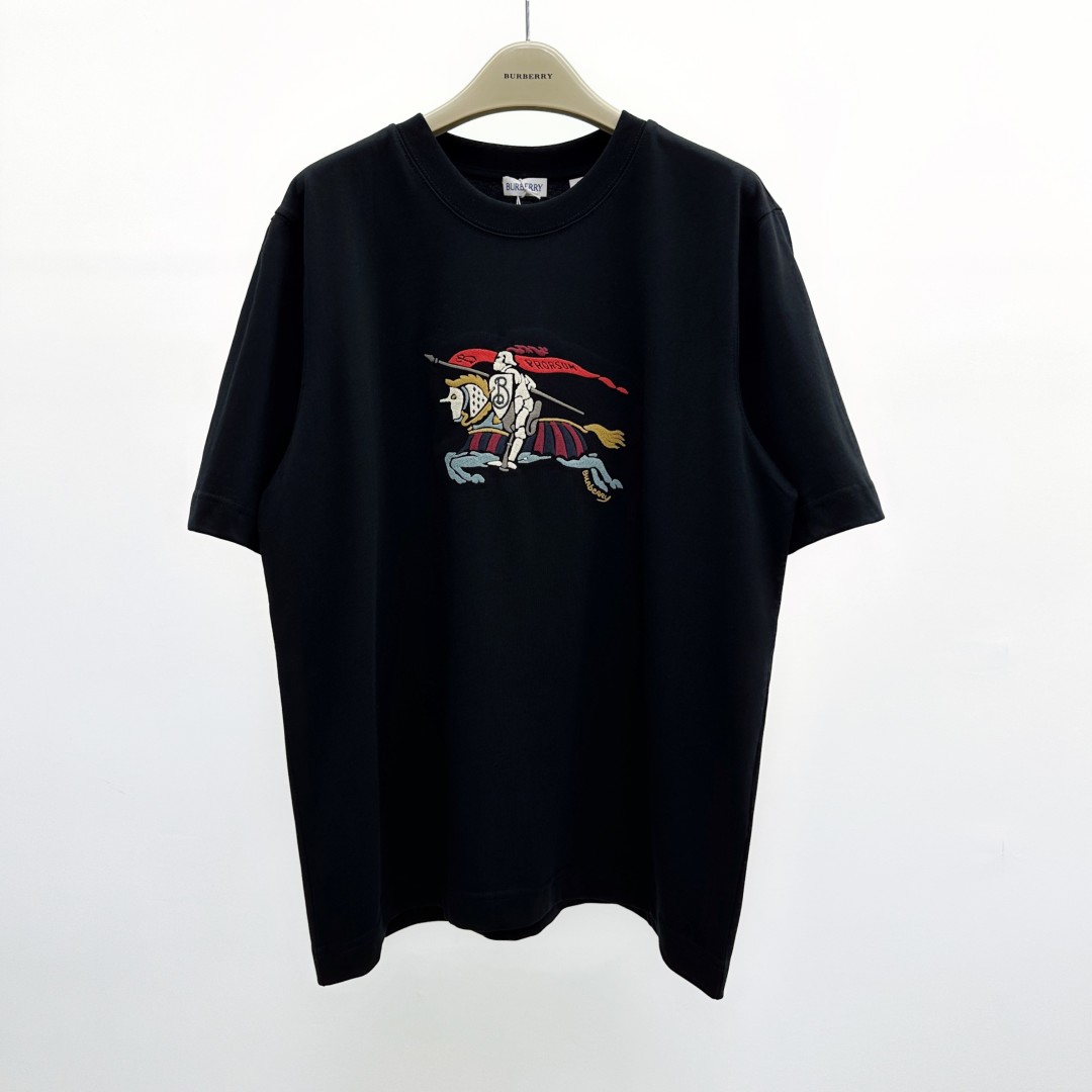 Burberry Black Cotton T-Shirt with Equestrian Knight Design - Crew Neck 2 cmp a1753085074551 3755