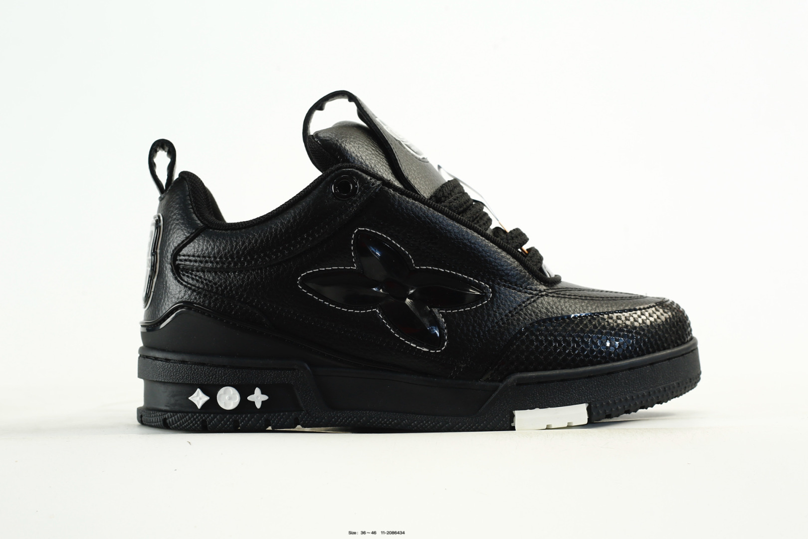 💰170
公司级✅Louis vuitton Trainer Sneaker Low 路易威登 休闲运动文化百搭板鞋 
舒适防滑底和百搭性霸屏整个时尚娱乐圈 细节调整完美主义 鞋面采用柔软皮革鞋面 独家开模大底 侧边采用3D打印标志性Logo 尽显贵族时尚气息 配带正品全套包装
尺码:36-46
编码：11-2086434