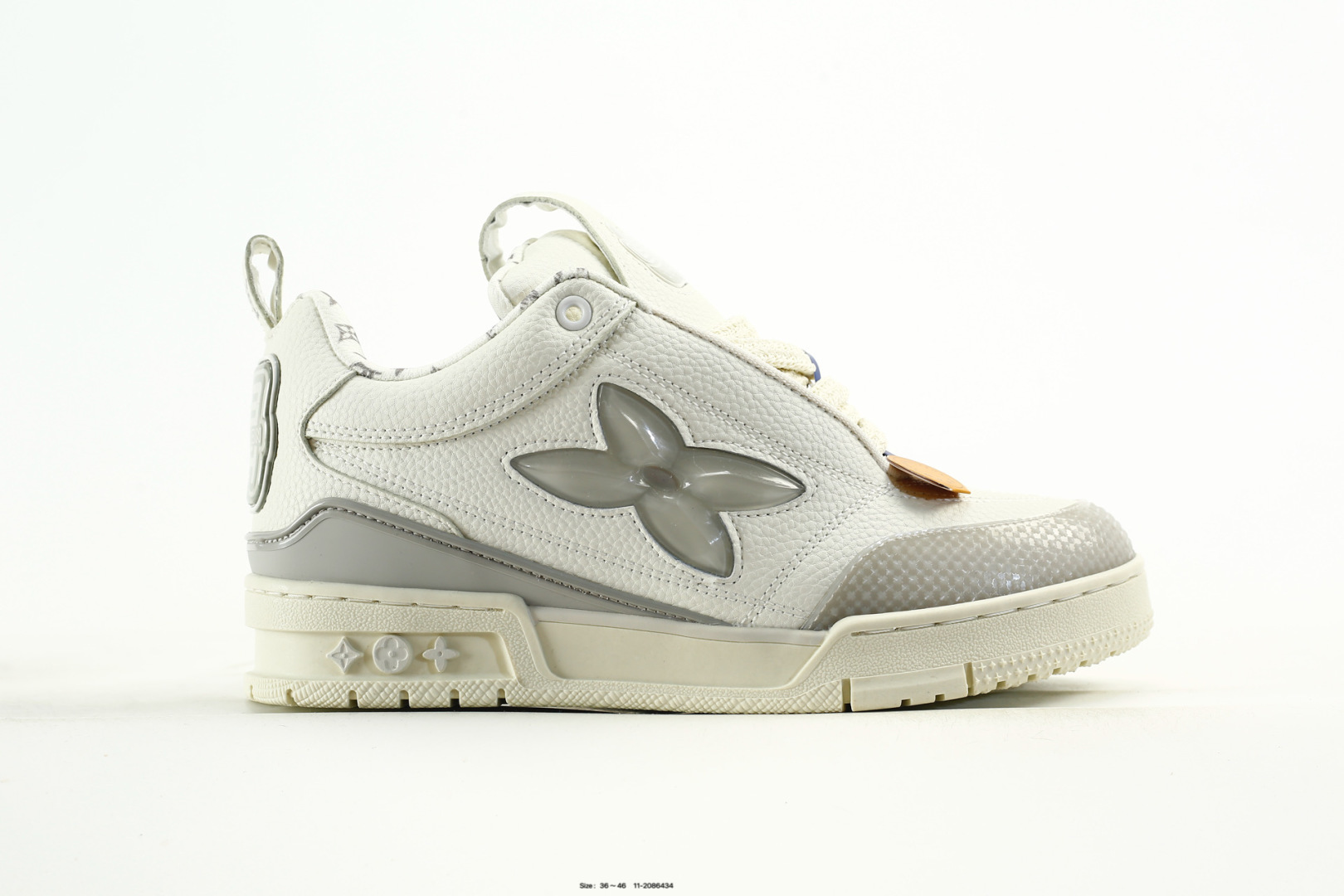 💰170
公司级✅Louis vuitton Trainer Sneaker Low 路易威登 休闲运动文化百搭板鞋 
舒适防滑底和百搭性霸屏整个时尚娱乐圈 细节调整完美主义 鞋面采用柔软皮革鞋面 独家开模大底 侧边采用3D打印标志性Logo 尽显贵族时尚气息 配带正品全套包装
尺码:36-46
编码：11-2086434