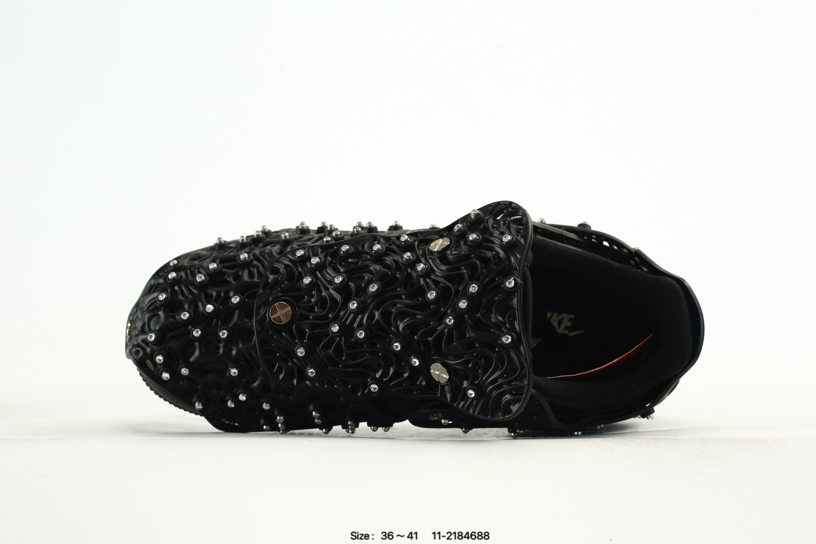 💰470 纯原✅Swarovski 施华洛世奇 x Nike Air Force1 LXX 耐克 空军一号 头层牛皮 施华洛世奇联名 时尚休闲 低帮 板鞋 此款Air Force 1点缀的Swarovski水晶反光度经过精密测量 其设计灵感源自道路上的反光牌 可在昏暗道路上提升穿着者的可见度 此外 镶嵌水晶的结构采用模块化四片式设计可以用迷你螺丝刀来打造个性化外观 即刻踏上这闪亮鞋款 随心展现自我 尽情耀动街头 货号:CV7668-100 尺码:36-41 编码:11-2184688