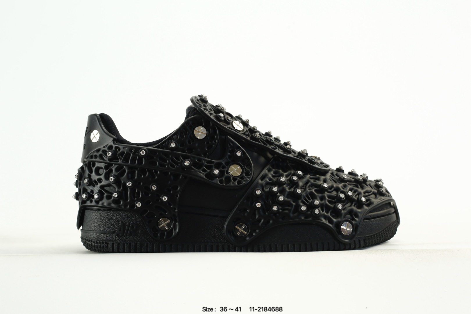 💰470 纯原✅Swarovski 施华洛世奇 x Nike Air Force1 LXX 耐克 空军一号 头层牛皮 施华洛世奇联名 时尚休闲 低帮 板鞋 此款Air Force 1点缀的Swarovski水晶反光度经过精密测量 其设计灵感源自道路上的反光牌 可在昏暗道路上提升穿着者的可见度 此外 镶嵌水晶的结构采用模块化四片式设计可以用迷你螺丝刀来打造个性化外观 即刻踏上这闪亮鞋款 随心展现自我 尽情耀动街头 货号:CV7668-100 尺码:36-41 编码：11-2184688