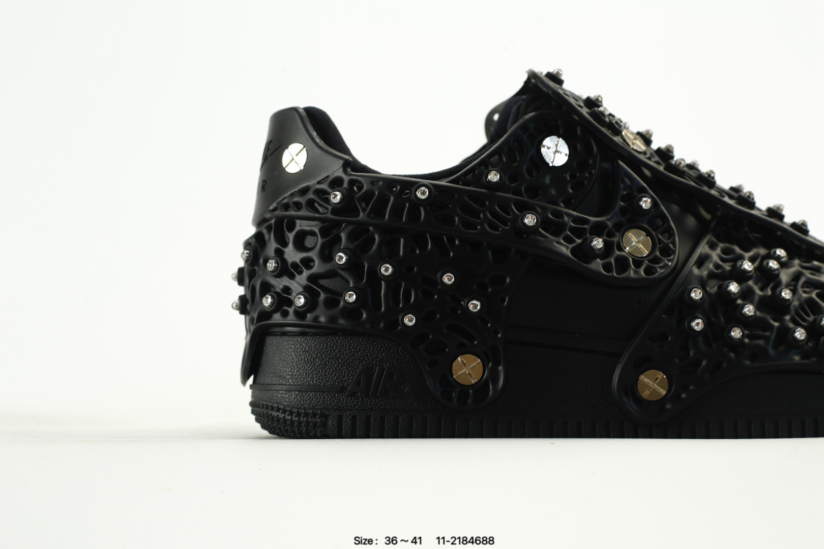 💰470 纯原✅Swarovski 施华洛世奇 x Nike Air Force1 LXX 耐克 空军一号 头层牛皮 施华洛世奇联名 时尚休闲 低帮 板鞋 此款Air Force 1点缀的Swarovski水晶反光度经过精密测量 其设计灵感源自道路上的反光牌 可在昏暗道路上提升穿着者的可见度 此外 镶嵌水晶的结构采用模块化四片式设计可以用迷你螺丝刀来打造个性化外观 即刻踏上这闪亮鞋款 随心展现自我 尽情耀动街头 货号:CV7668-100 尺码:36-41 编码:11-2184688