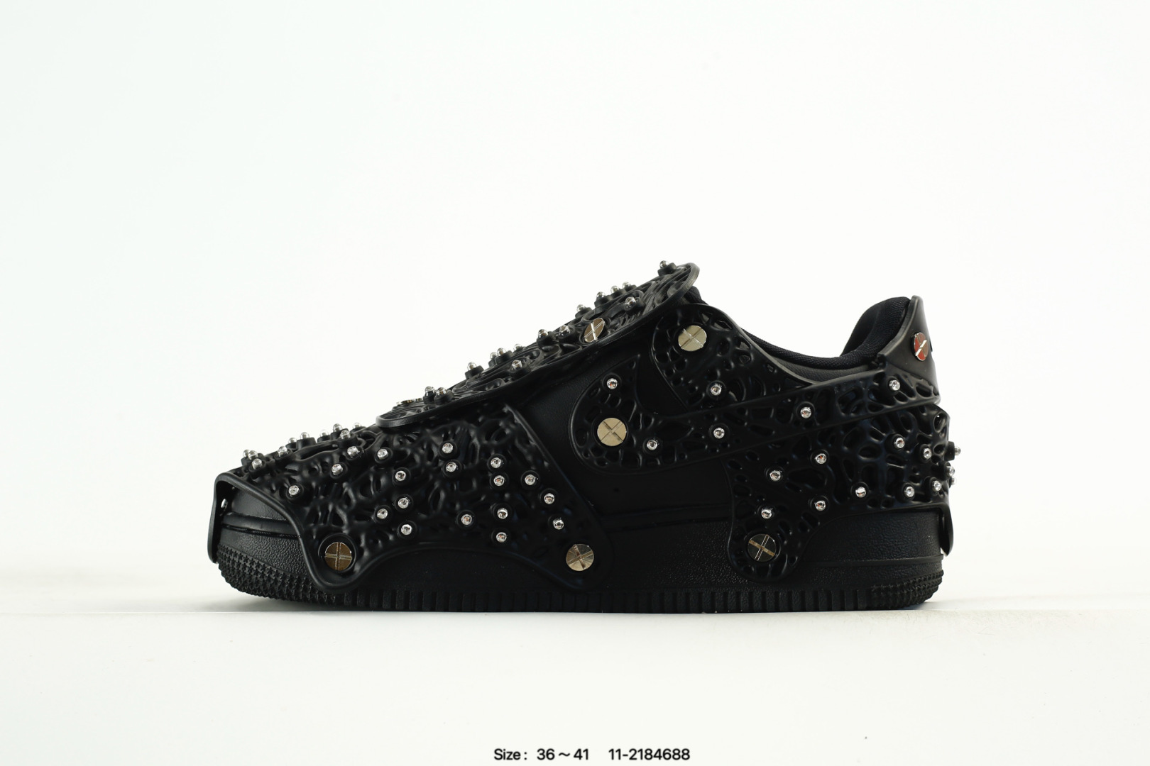 💰470 纯原✅Swarovski 施华洛世奇 x Nike Air Force1 LXX 耐克 空军一号 头层牛皮 施华洛世奇联名 时尚休闲 低帮 板鞋 此款Air Force 1点缀的Swarovski水晶反光度经过精密测量 其设计灵感源自道路上的反光牌 可在昏暗道路上提升穿着者的可见度 此外 镶嵌水晶的结构采用模块化四片式设计可以用迷你螺丝刀来打造个性化外观 即刻踏上这闪亮鞋款 随心展现自我 尽情耀动街头 货号:CV7668-100 尺码:36-41 编码:11-2184688