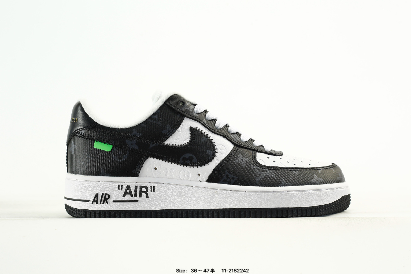 公司级✅Nike Air Force 1 x Louis Vuitton 耐克 空军一号 路易威登联名 潮流复古 低帮板鞋 路易威登与耐克品牌的首次联名合作 并在全球范围限量销售 自发售以来受到一定的关注 此款联名球鞋首次由耐克之外的制鞋工坊手工打造 两大品牌携手推出尽显本真魅力的高端球鞋 时尚借由魔力与创意升华为象征亚文化的艺术品 官方货号:241524-001 编码:11-2182242
