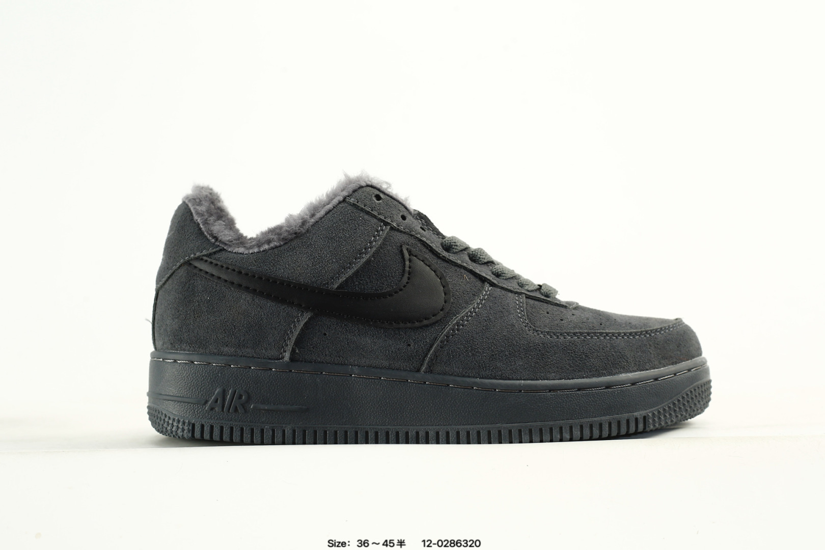 Ambush x Nk Air Force 1‘07 Low SP 空军一号联名标志性的Swoosh延伸至鞋跟之外 鞋舌和鞋垫上印有AMBUSH品牌标志 整体简约大气 货号:DV3464-001 码数:如图 编码:12-0286320