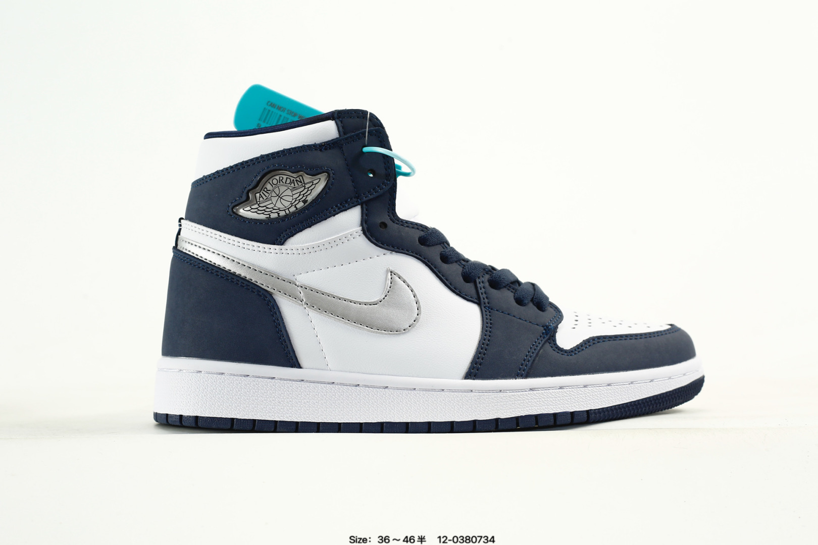 公司级✅Air Jordan 1 High OG “Midnight Navy”午夜海军蓝白配色搭银勾 AJ1乔丹一代高帮 复古文化篮球鞋 专业乔丹大厂 上手即享受质感 工艺方面大到整体鞋型 漏斗收腰 底线拉帮 LOGO立体程度 小到针眼排布 载片对称 冲孔效果 鞋标规范 鞋垫背胶等等 无一不 是口碑收割 每双都是一个回头客!货号:DC1788-100 编码:12-0380734