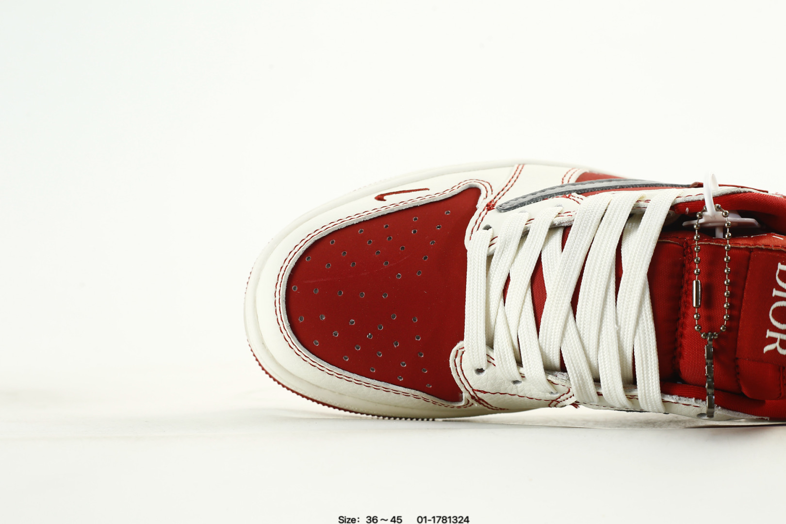💰120
奢潮碰撞,低帮新章|Air Jordan 1 Low x Dior联名款
当Air Jordan 1 Low的传奇篮球基因邂逅Dior的高奢时尚底蕴,这双XS2025-082联名款成为奢潮跨界的惊艳之作,将街头的动感与高定的精致融合到极致。鞋身以酒红皮革、米白皮质与灰色翻毛皮革拼接打造,材质的细腻纹理与色彩的层次碰撞,瞬间勾勒出高级又极具辨识度的视觉轮廓。解构主义设计的双层Swoosh打破常规,灰色翻毛Swoosh叠搭暗藏的细勾,鞋侧印刻的“DIOR”标识、鞋舌处的金属挂饰,每一处细节都暗藏联名的匠心巧思。鞋头的小勾刺绣、后跟的酒红包边,既延续了Air Jordan 1 Low的经典骨架,又为鞋款注入了Dior标志性的奢雅灵魂。
米白中底搭配酒红外底,延续了AJ1 Low经典的复古脚感与运动属性,让奢潮风格不再局限于陈列,更能适配日常穿搭的多元场景。无论是篮球文化爱好者的收藏清单,还是高街奢潮的造型打造,这双Air Jordan 1 Low x Dior都能以奢潮碰撞的独特气质,让你轻松成为足下潮流的焦点。
码数:如图
890
编码:01-1781324